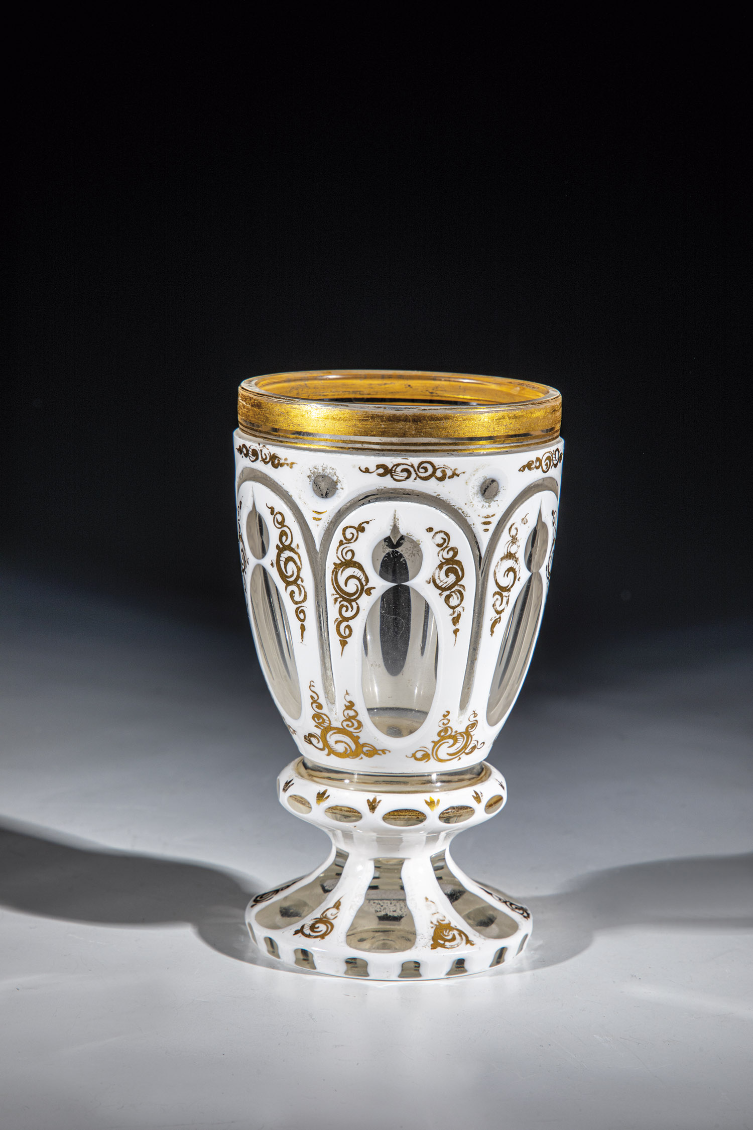 Footcup Bohemia, m. 19th century Colourless glass, with pewter enamel case, cut with Gothic