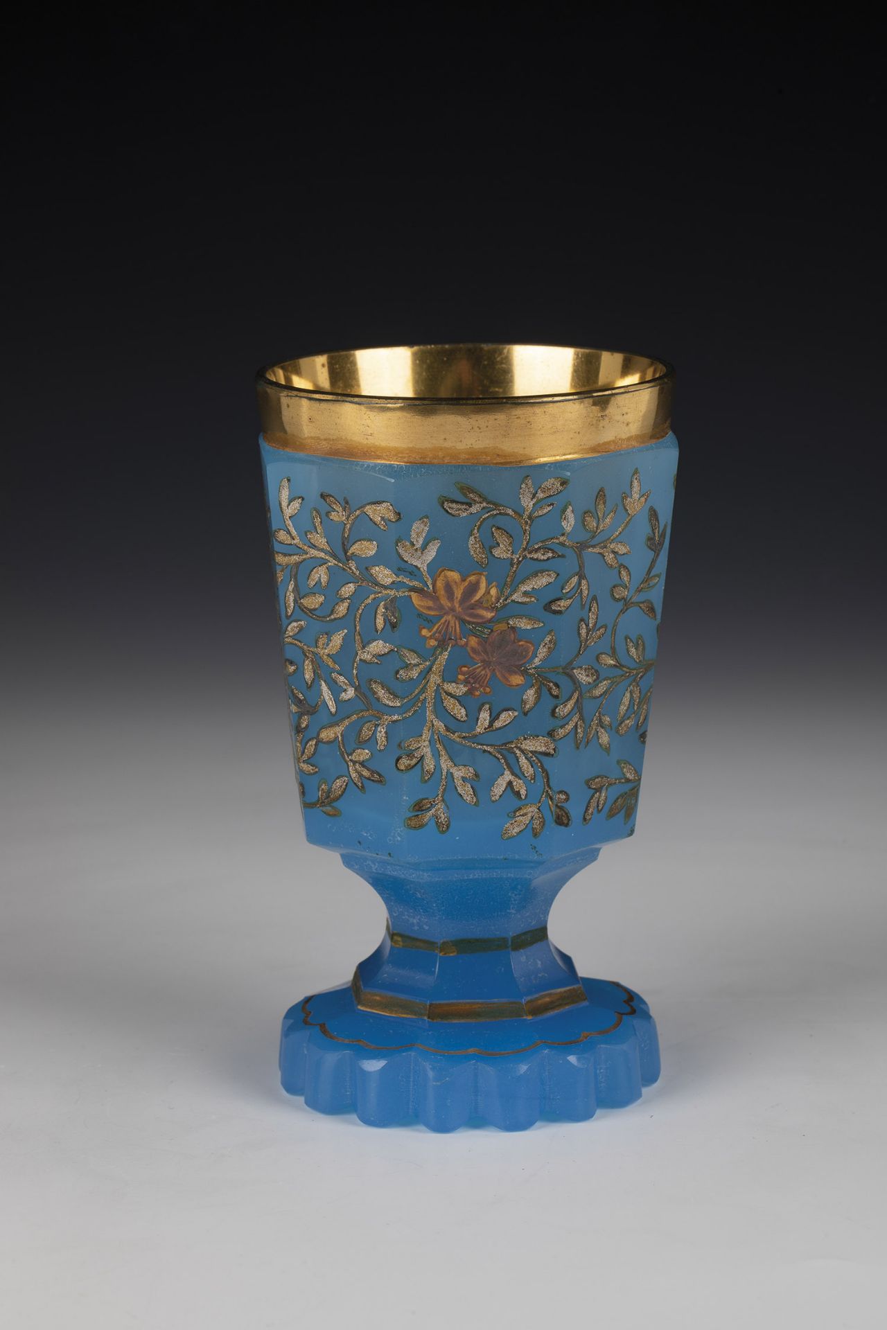 Foot cup Bohemia, 19th century Blue alabaster glass. Fittingly sanded foot. Shaft and cuppa faceted. - Image 2 of 2