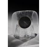 Table clock Cristallerie Daum, 20th century Etched and pressed crystal glass block. Swiss electric