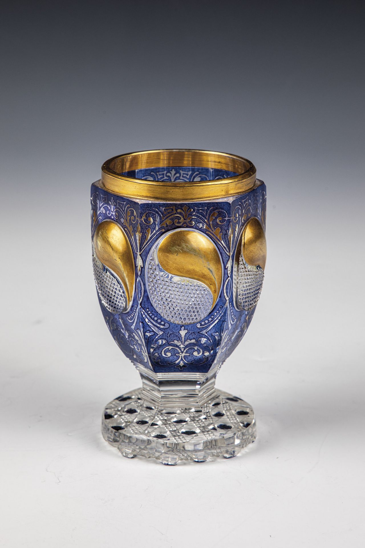 Footcup Friedrich Egermann, Haida around 1840 Colourless glass. Underside of the round base with