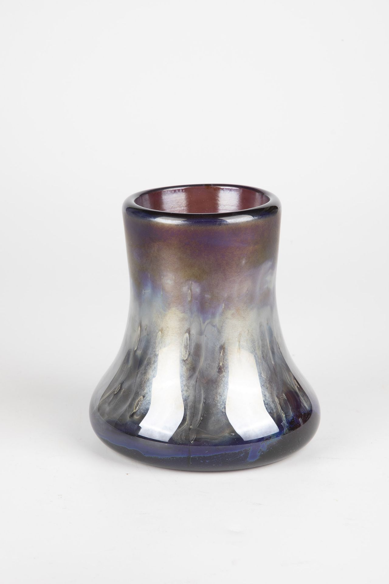 Vase Robert Coleman, 1976 Violet glass with melted color oxides. Iridescent. Signed and dated in