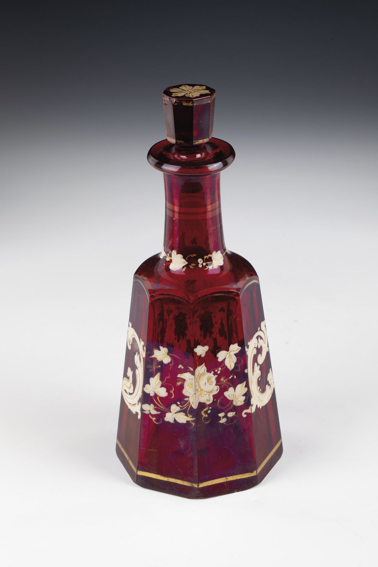 Bottle with stopper Bohemia around 1850 Red glazed glass. The wall, which tapers upwards, is faceted