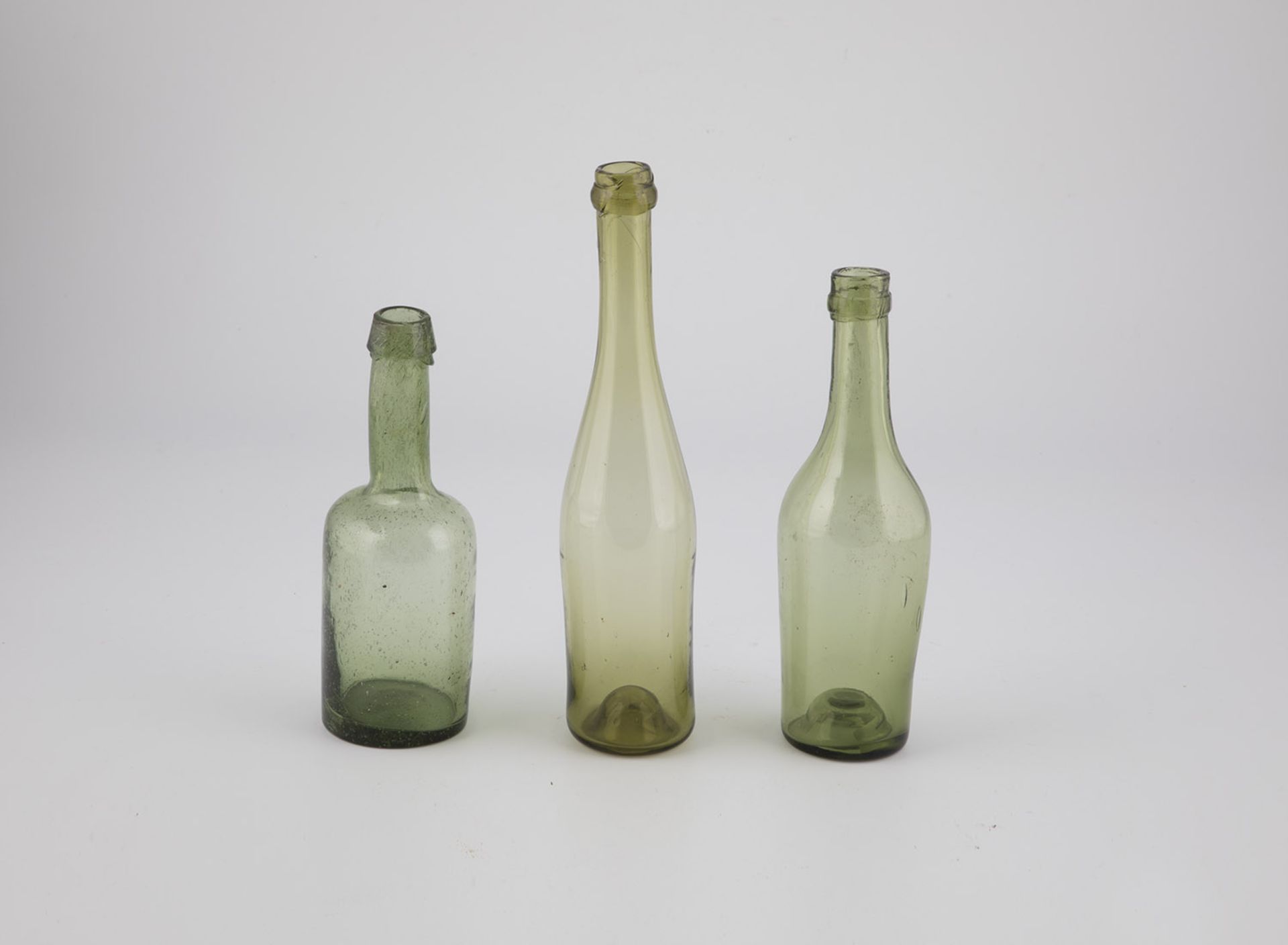 Three Bottles of Germany, 19th century Light green glass with tear-off. H. 21.5 - 27.2 cm.