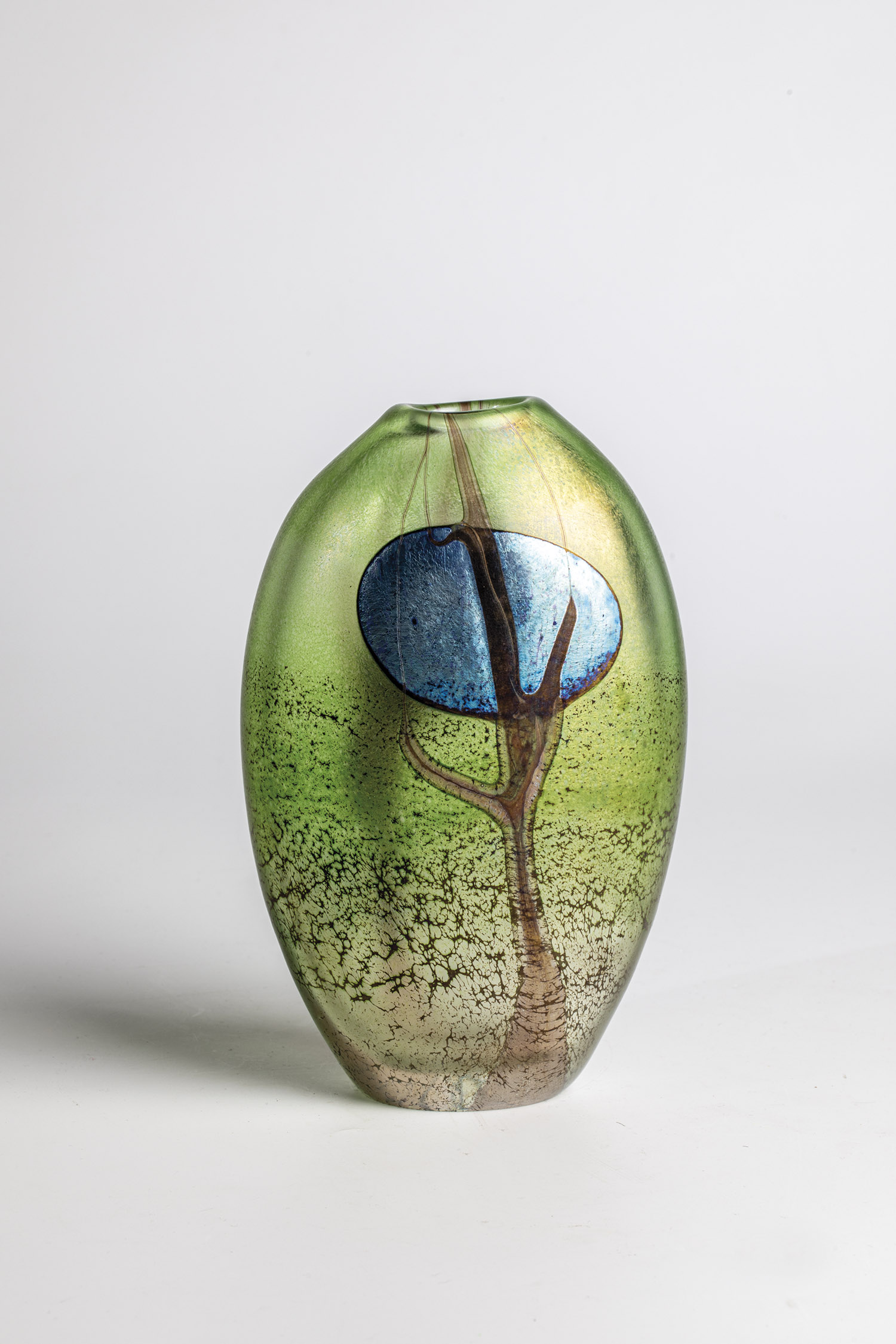 VASE Norman Stuart-Clarke, 1987 Colourless glass with colour fusion, strongly iridescent. Signed and