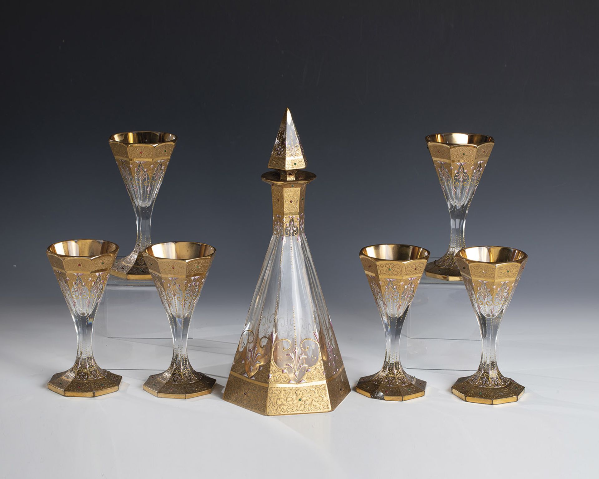 Drinking set: carafe and six glasses of Bohemia, ca. 1900 A carafe with stopper and six drinking