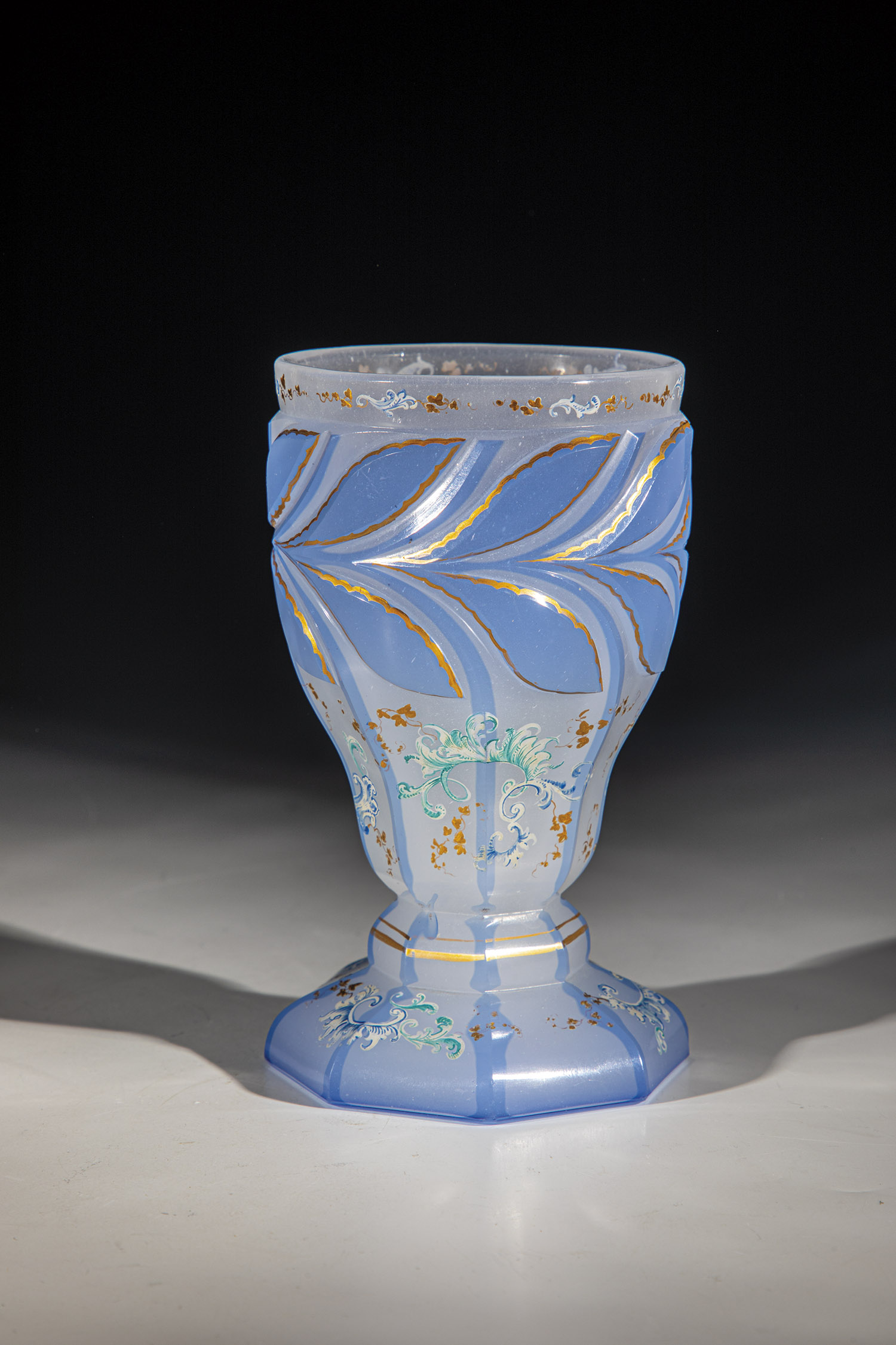 Foot cup Bohemia, ca. 1840 White alabaster glass with light blue overlay. Eightfold faceted base