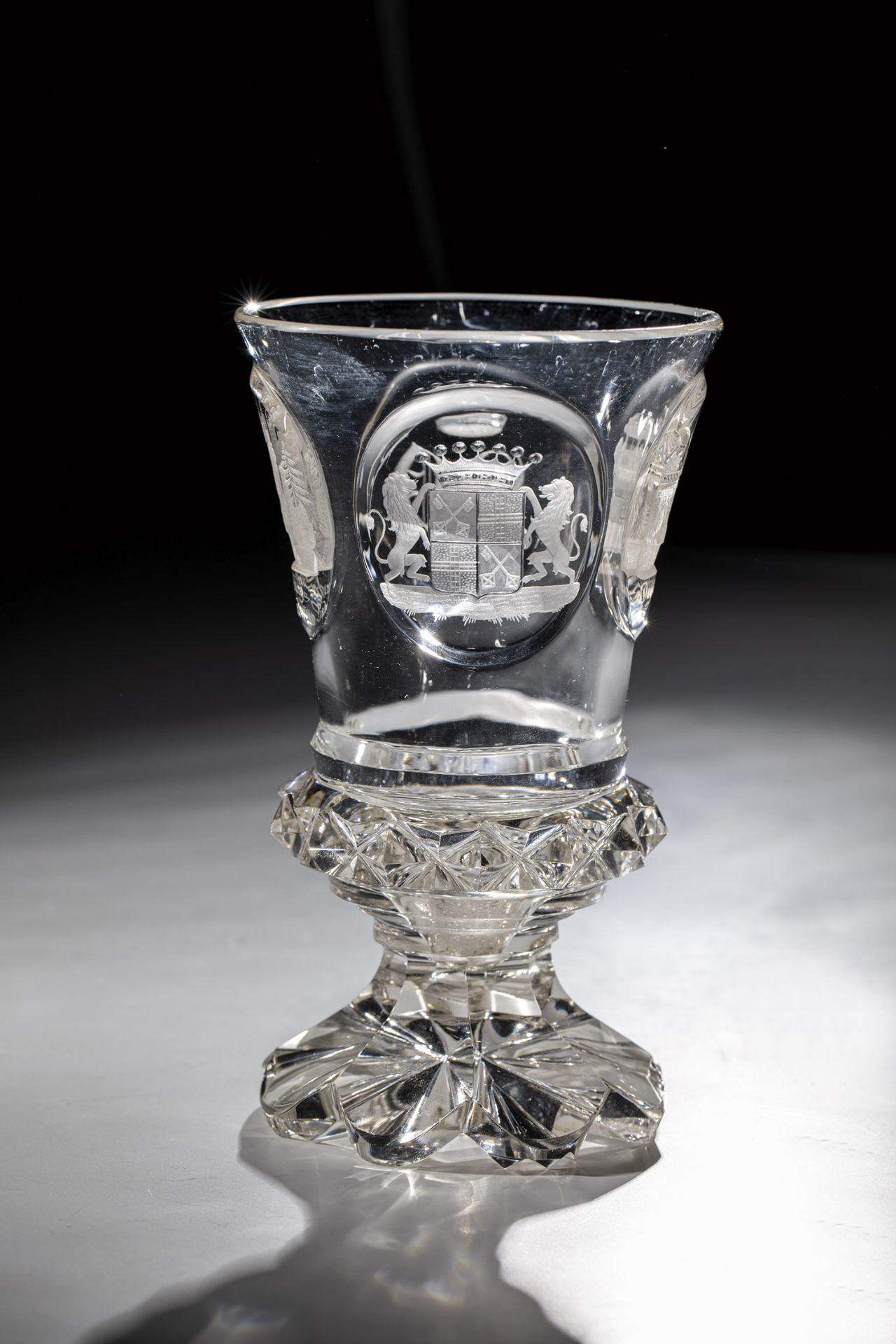 Foot cup with coat of arms and views of Bohemia, m. 19th century Colourless glass. Fittingly