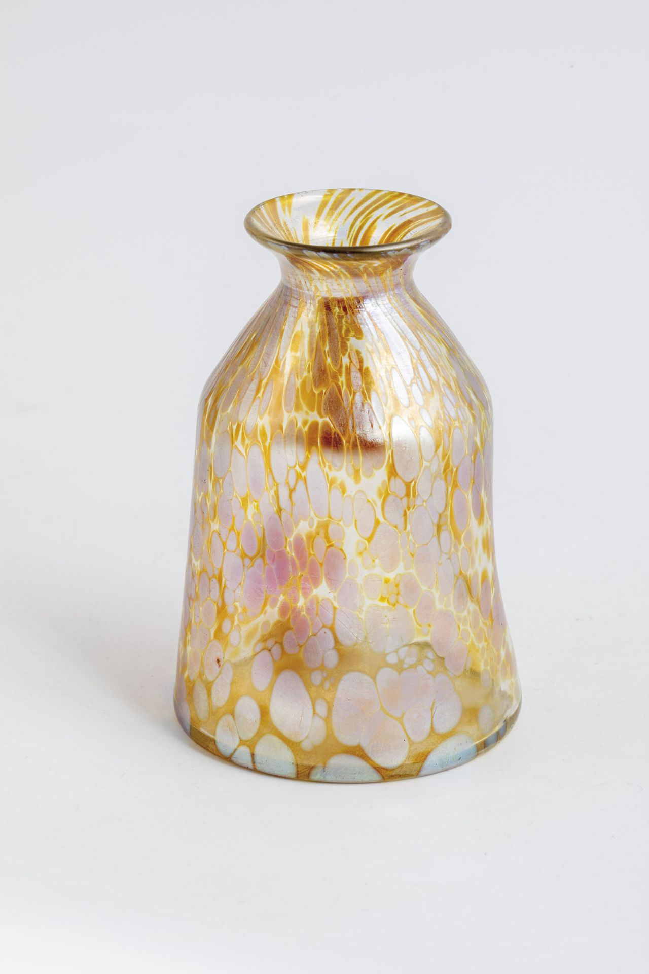 Vaeschen Bohemia, ca. 1900 Colourless glass with silver-yellow crumb melting. Matt iridescent. H. 11