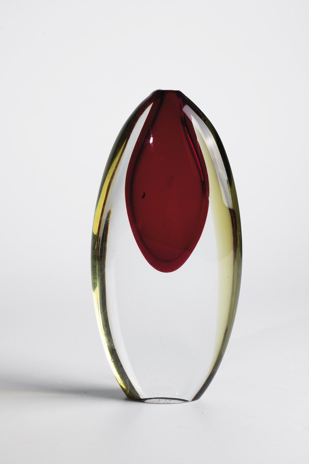Vase ''Sasso Sommerso'' Alfredo Barbini, Murano, ca. 1962 Colourless glass with ruby red and honey