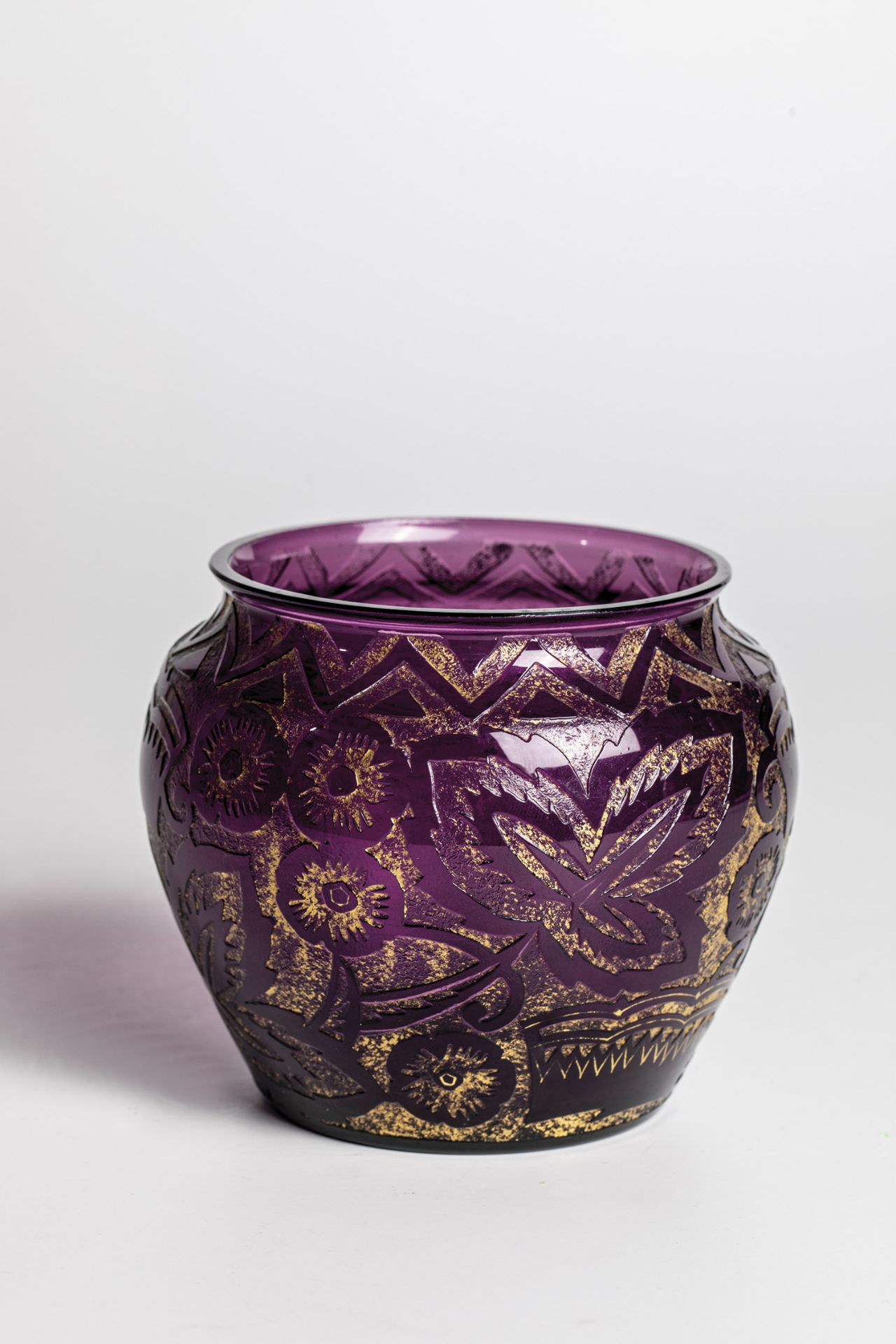 Vase Johann Oertel (design), Johann Oertel & Co., Haida, ca. 1925 Amethyst-coloured glass with