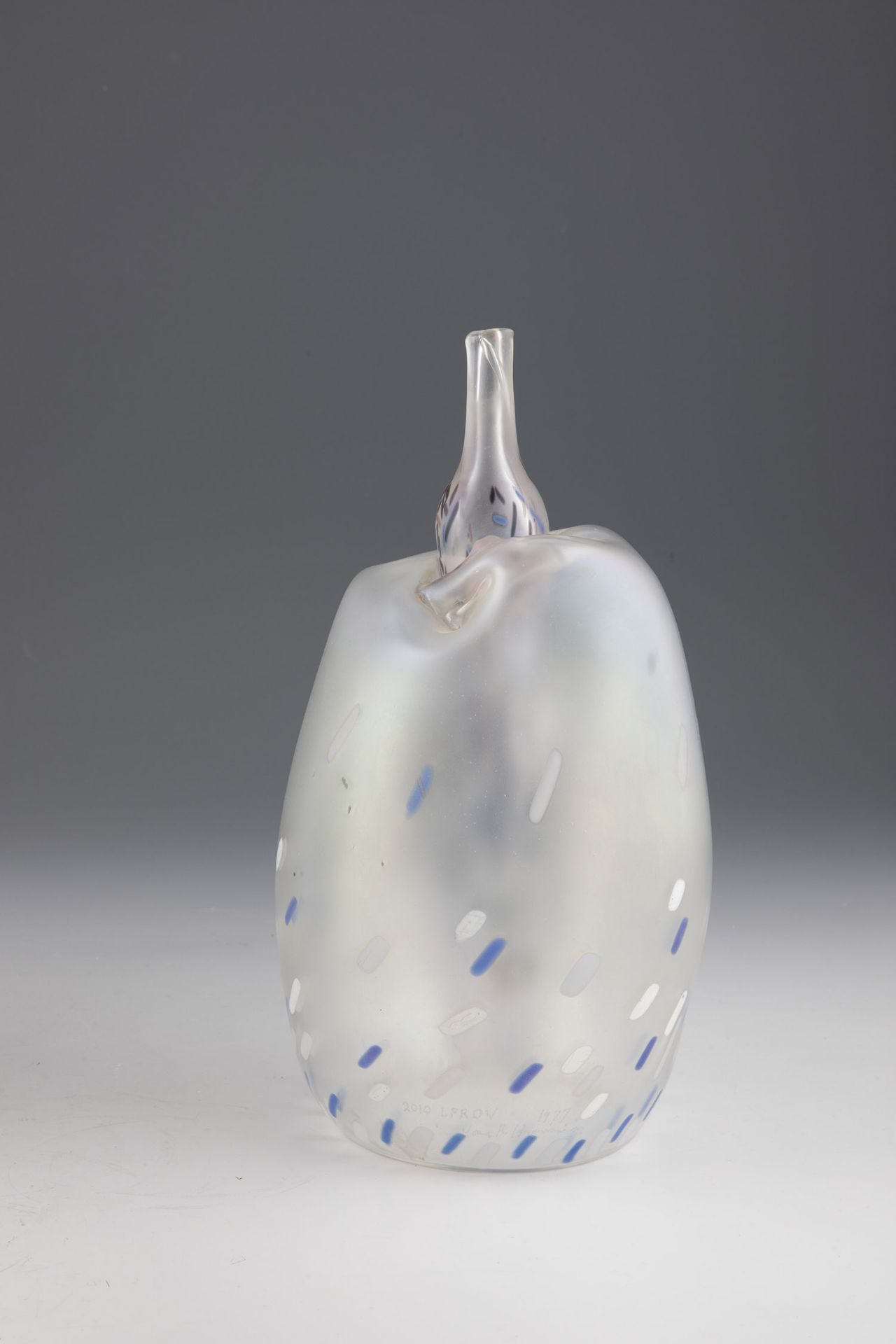 Object James R. Harmon, 1977 Fablose, frosted and pearlescent iridescent glass with blue and white