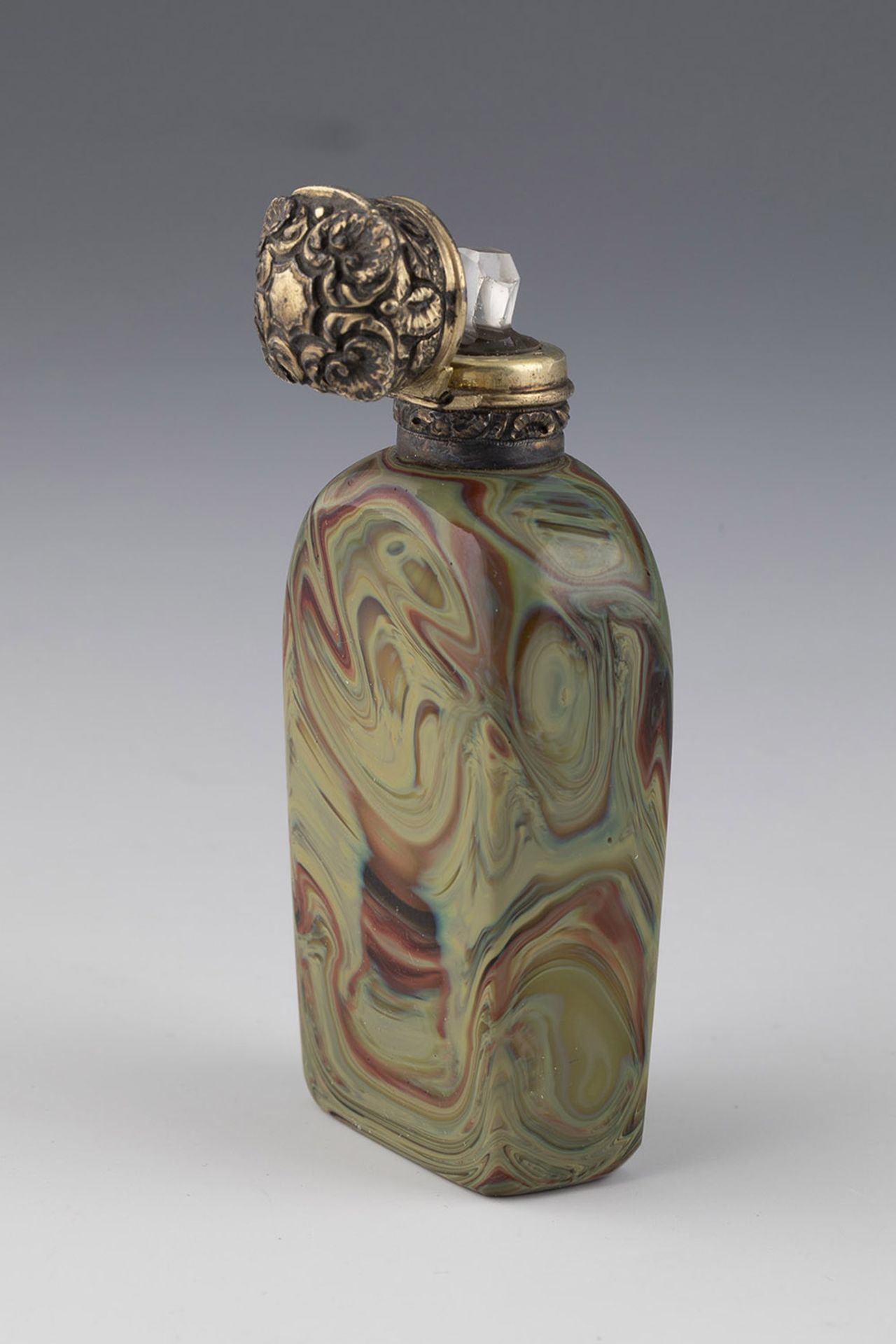 Perfume bottle Bohemia, ca. 1850 Lithyaline glass with metal mount and glass stopper. Green and - Image 2 of 2