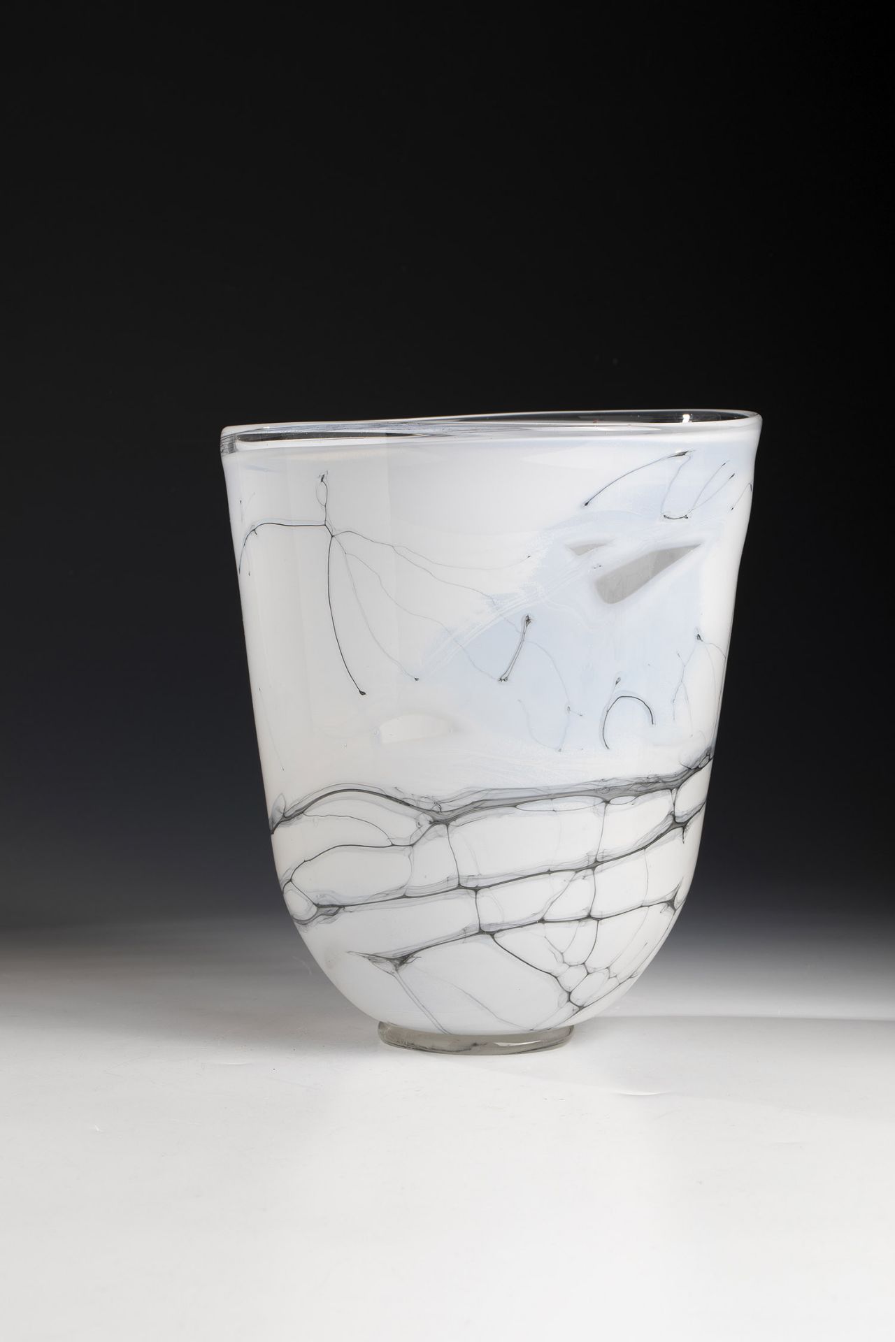 Vase Helmut W. Hundstorfer, 1983 Colourless glass, with grey-white opal underlay. On the wall, net-