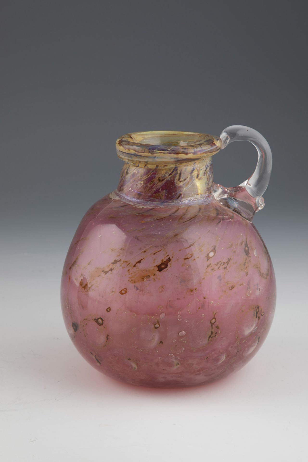 Vase in the shape of a jug Erwin Eisch, Frauenau, 1970 Colourless glass with pink underlay and oxide