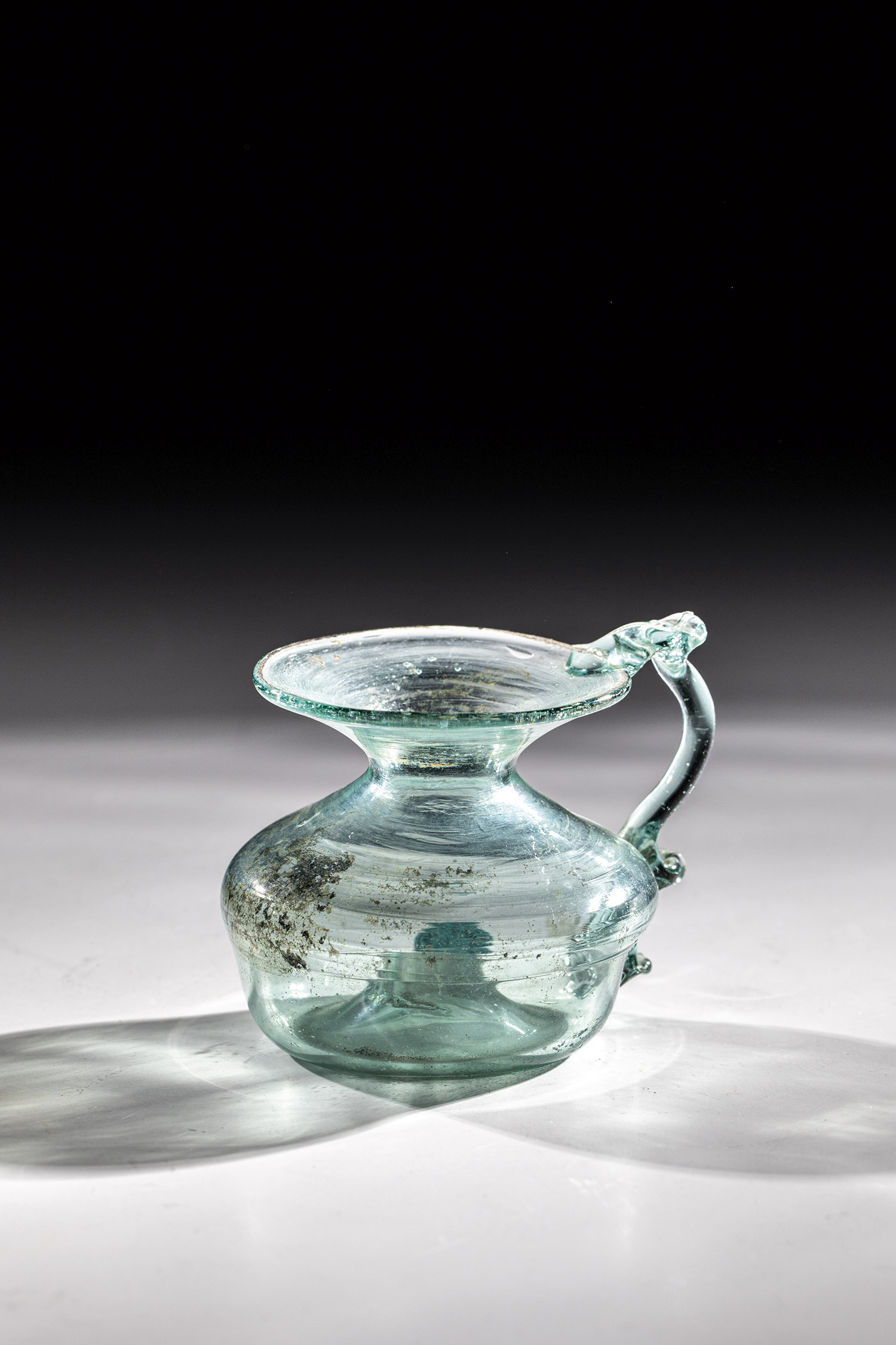 Inkwell Germany, 17th / 18th century Light green glass with tear-off. High-pitched bottom,