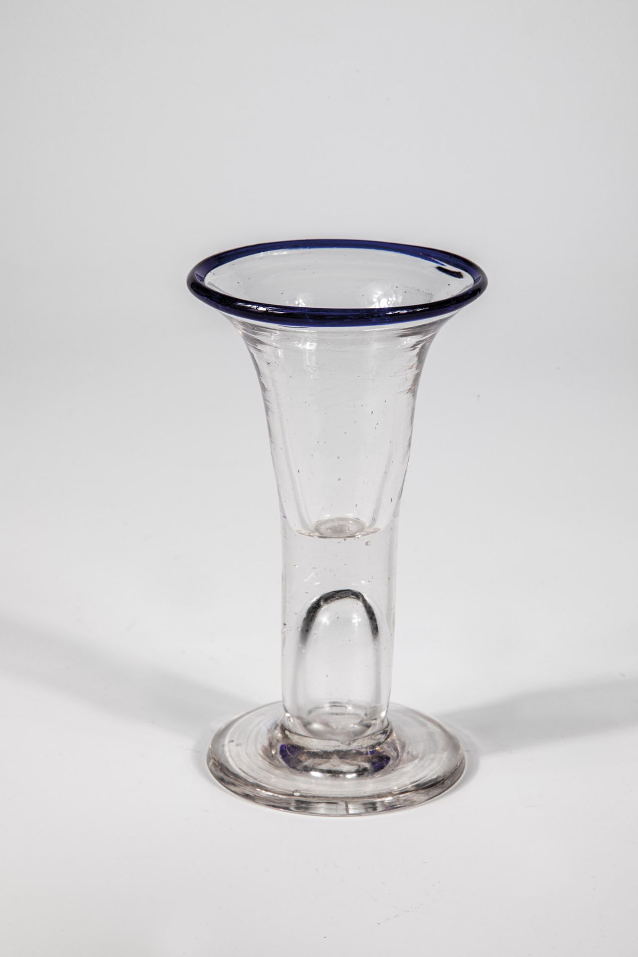 Shot glass with blue rim Weserbergland, attributed to Lauenstein, ca. 1770 Grey-tinted glass. Disc