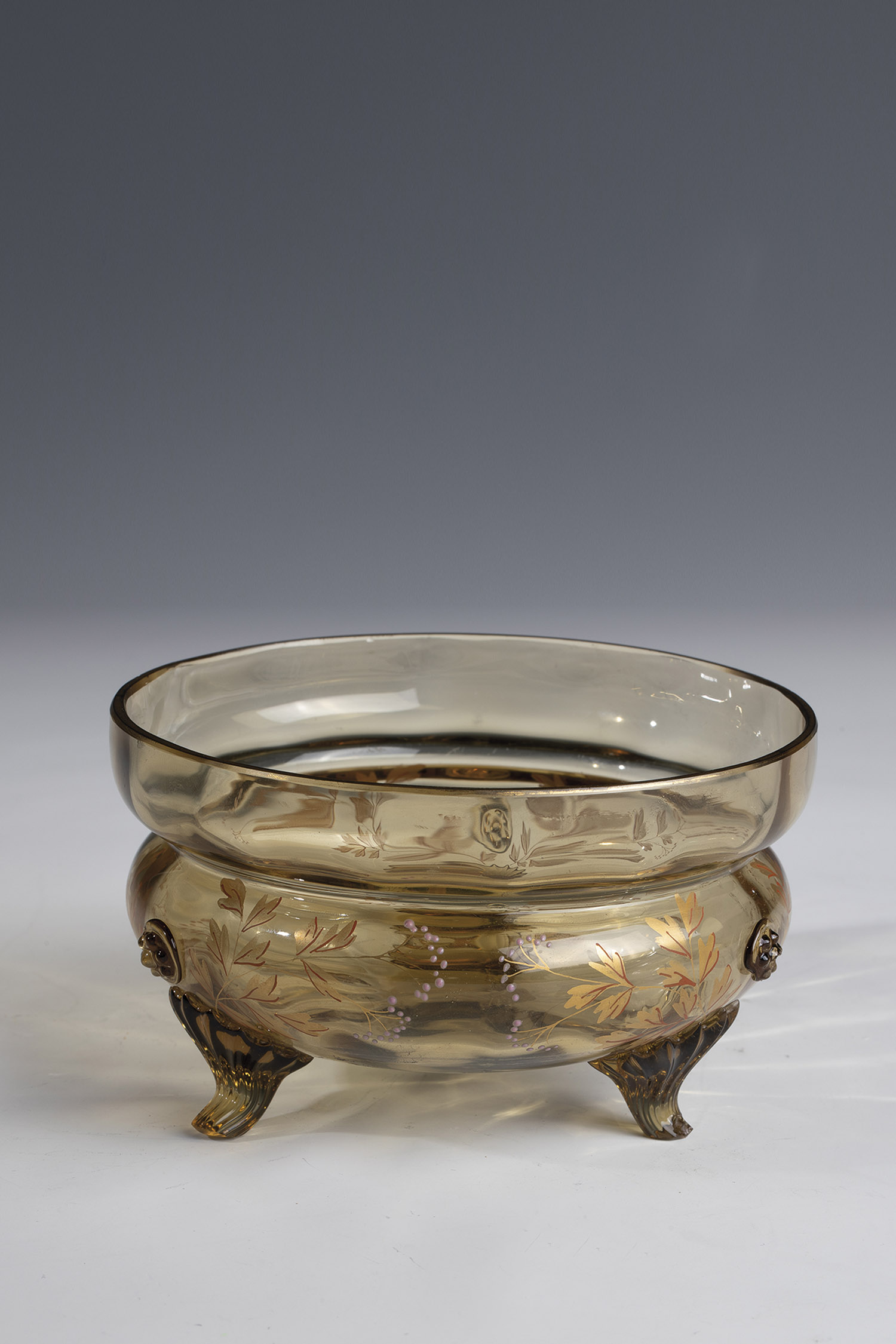 Small foot bowl Fritz Heckert, Petersdorf, c. 1900 Olive-green glass on three appliqued feet,