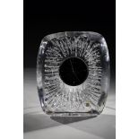 Table clock Cristallerie Daum, 20th century Etched and pressed crystal glass block. Swiss electric