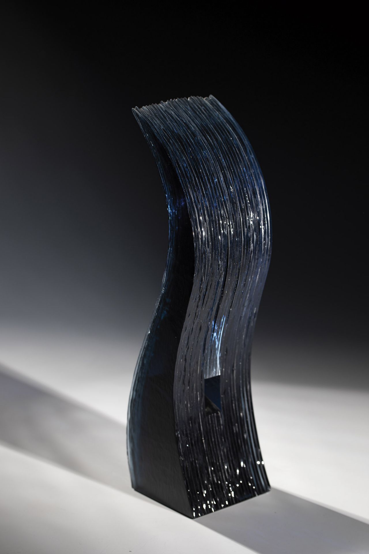 Object Alexander Wallner, Atelier Maennerhaut, Zwiesel, 2002 Dark blue glass, melted in shape. - Image 2 of 3