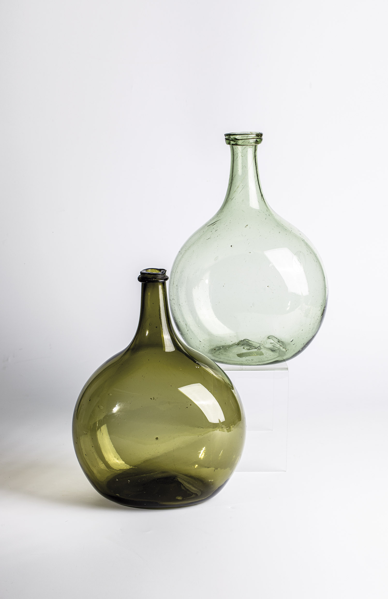 Two storage bottles of Germany, 18th century Green and olive green glass with slightly raised bottom