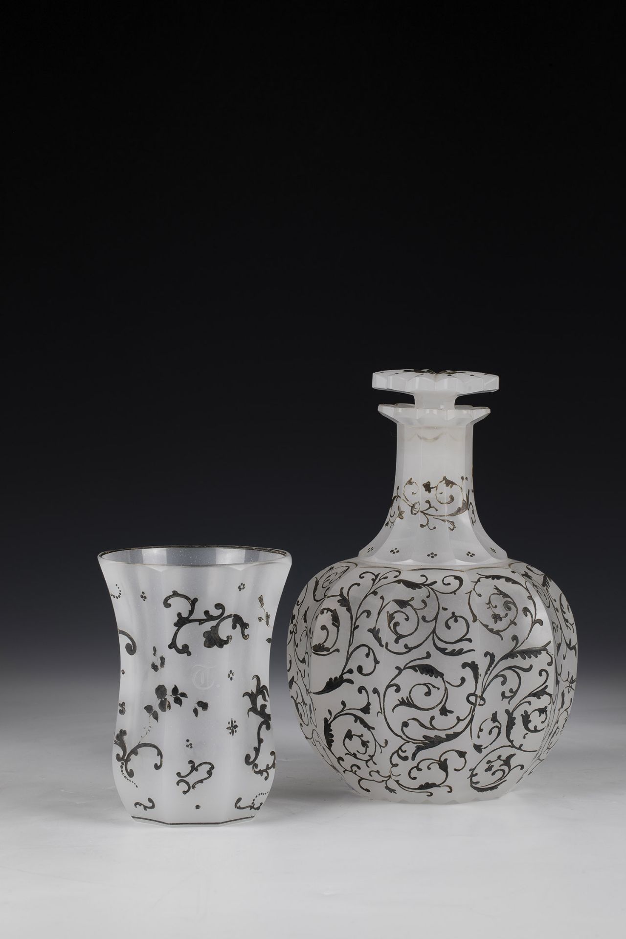 Alabster cup Bohemia, ca. 1840 White alabaster glass. Bell-shaped wall, multi-faceted and