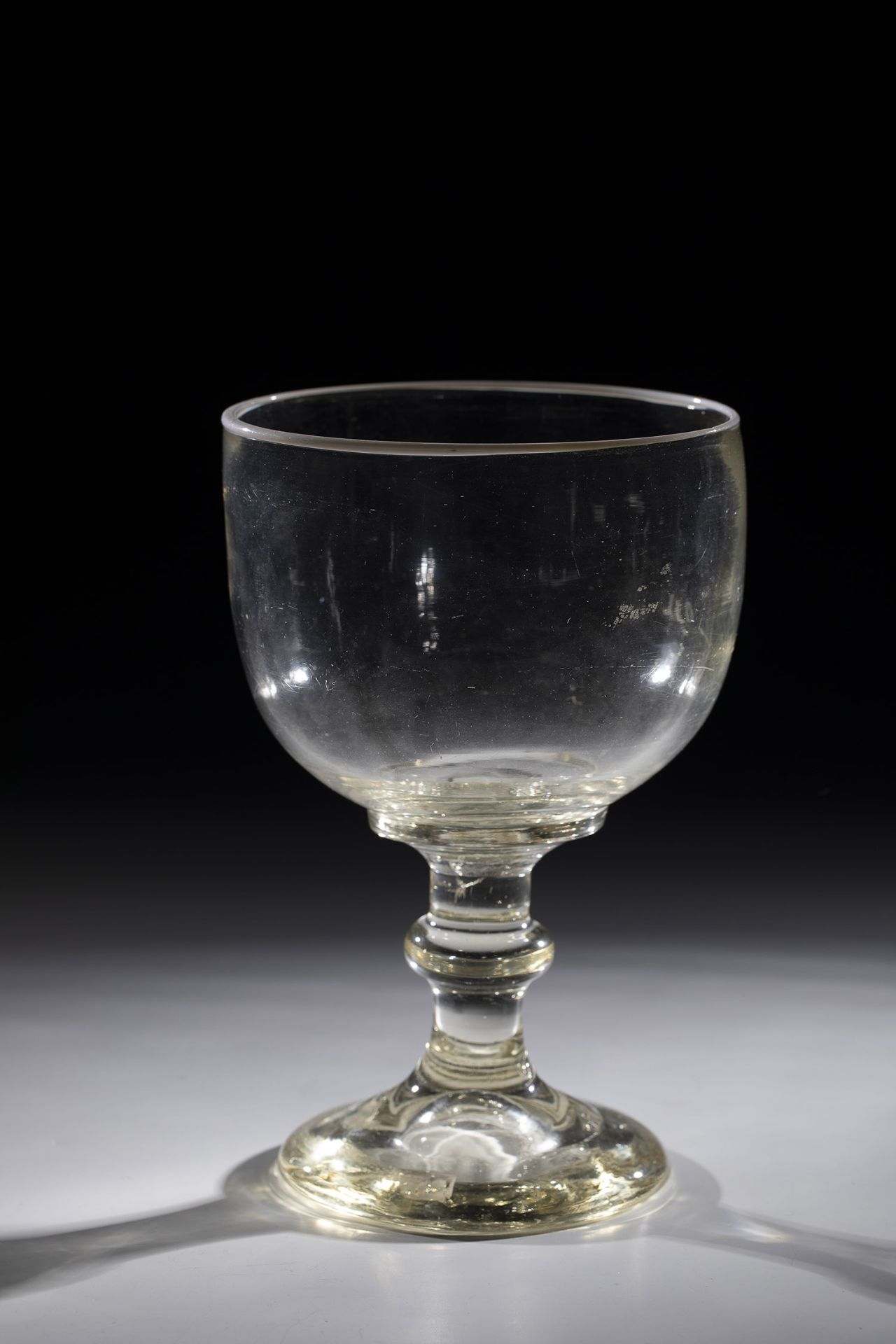 Berliner-Weisse-Glas with white rim Brandenburg, 2nd H. 19th century. Shaft with pressed ball nodus.