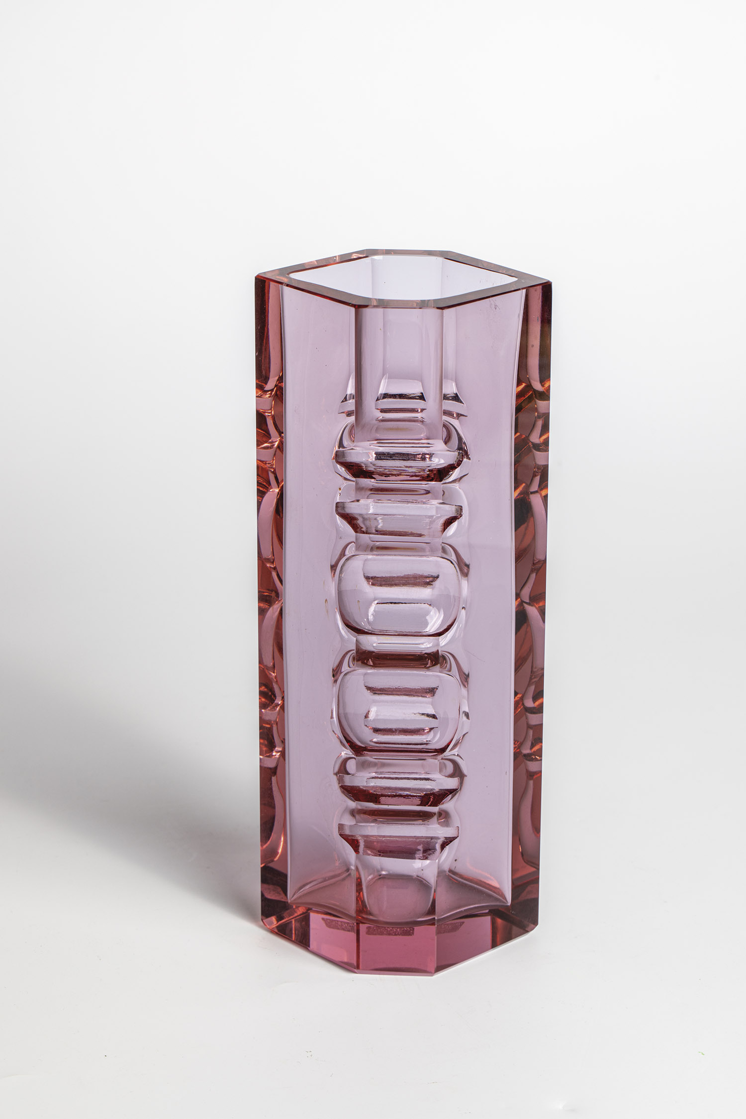 Vase Wohl Moser, Karlovy Vary, after 1920 purple-violet alexandrite glass, cut and polished. H. 25.5