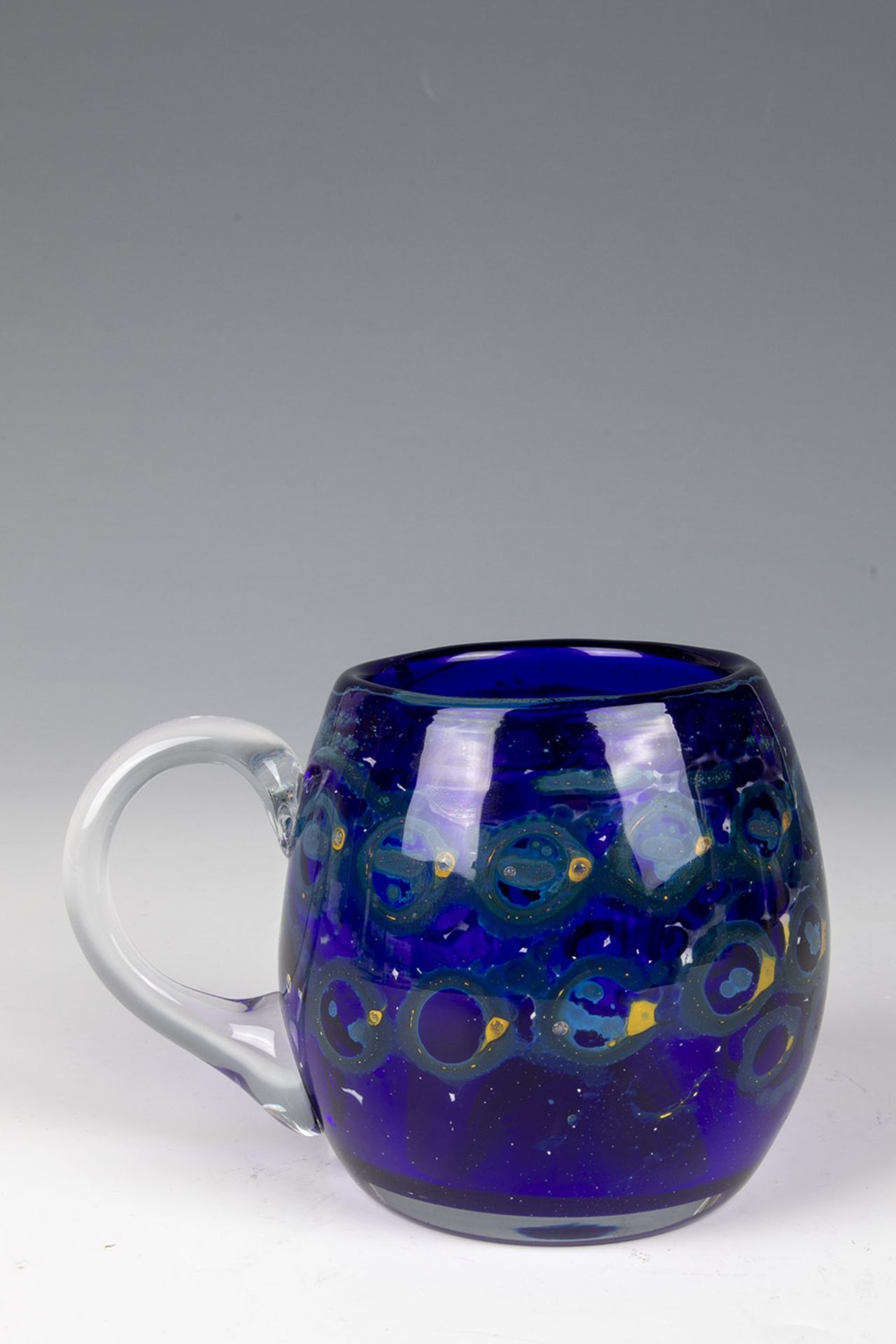 Handle mug Atelier Eisch, ca. 1980 Thick-walled, blue glass, colourlessly overlaid with coloured,