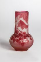 Kleine Vase mit Holunderbeere
