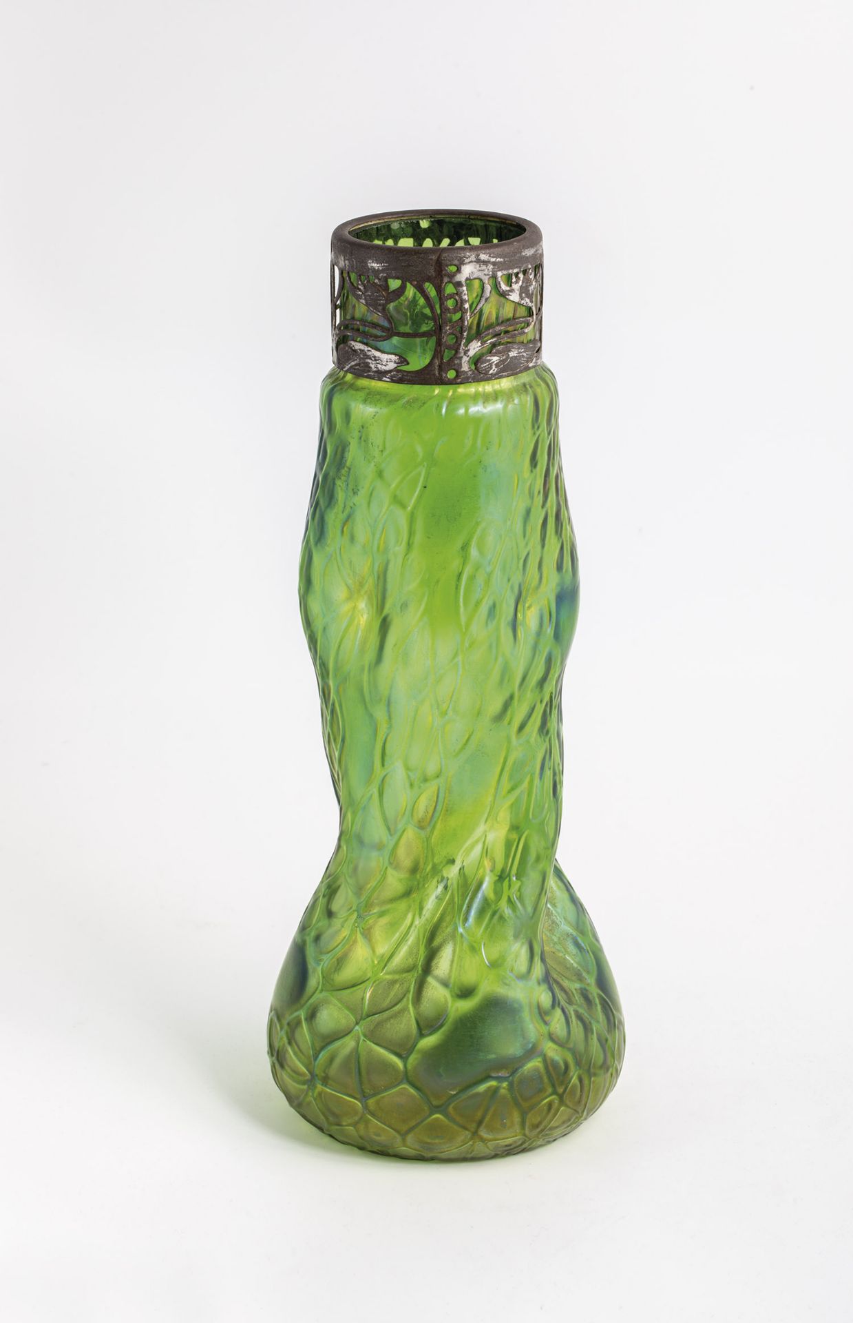 Vase Bohemia, ca. 1900 Green glass, irregularly wound with green threads. The wall is pressed and