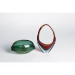 2 glass objects Murano, 1950/60s Colourless glass with coloured undercuts. H. 7 - 20 cm.