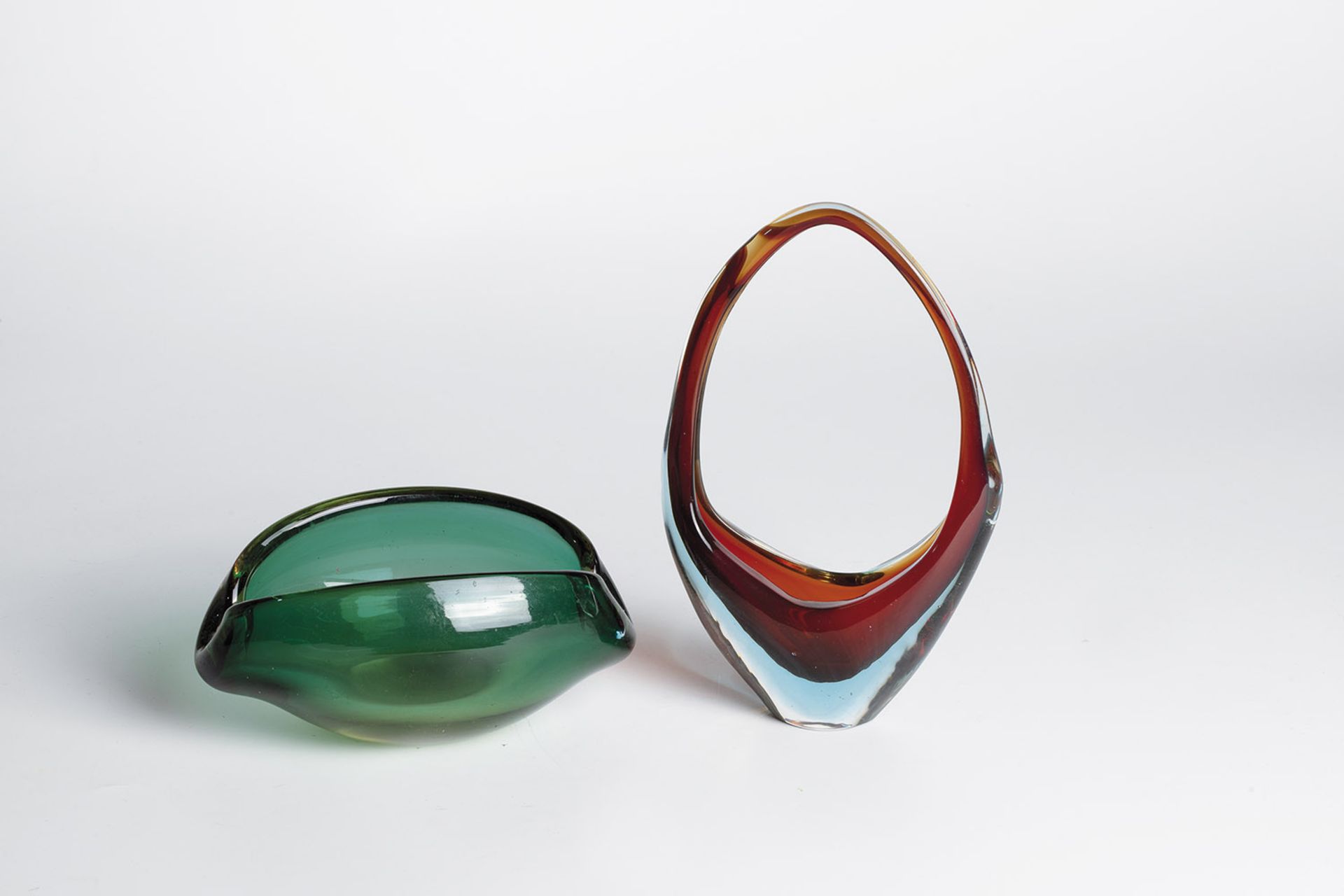 2 glass objects Murano, 1950/60s Colourless glass with coloured undercuts. H. 7 - 20 cm.