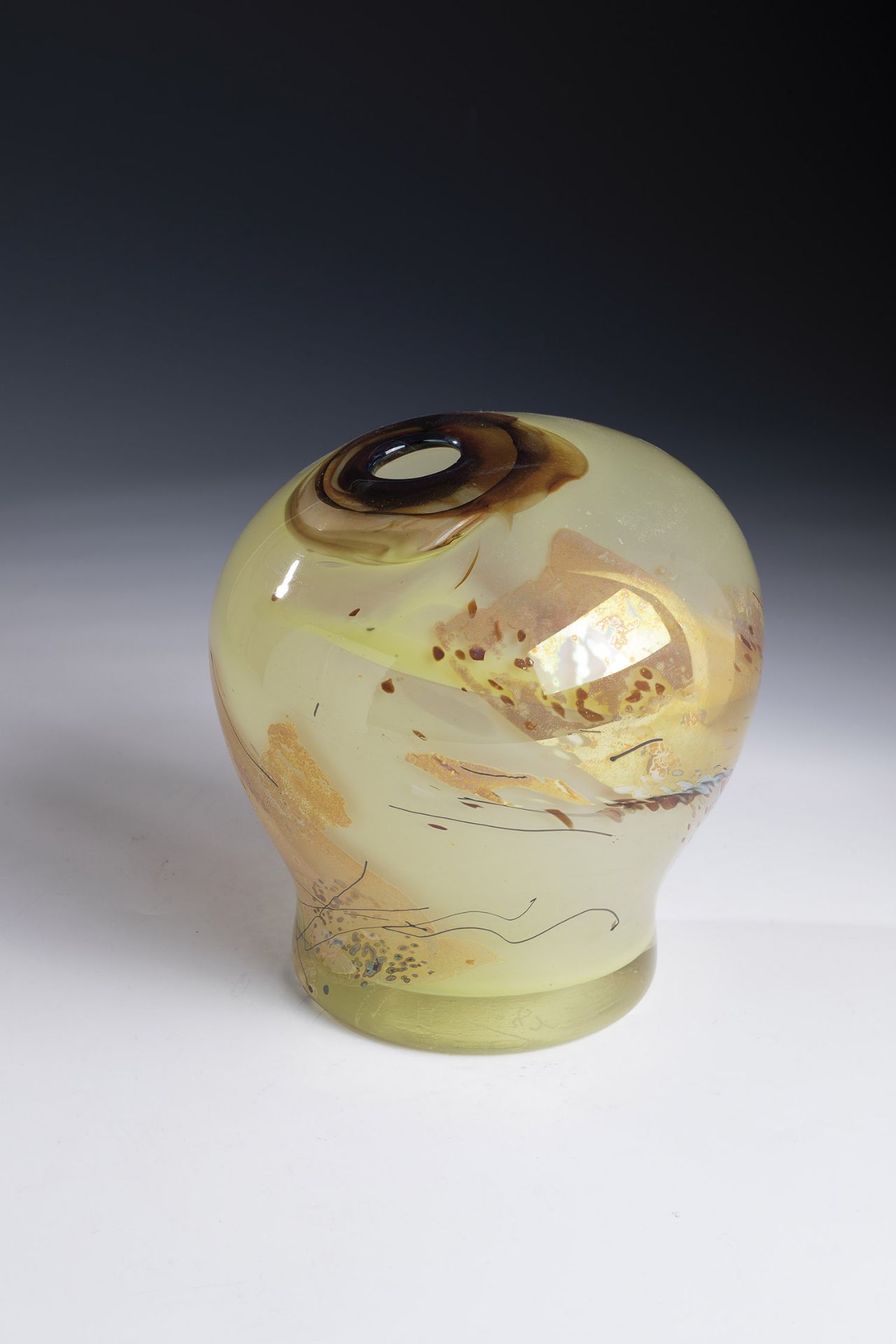 Vase Samuel J. Herman, 1982 Colorless glass with colored melts. Free-formed. Signed, dated and