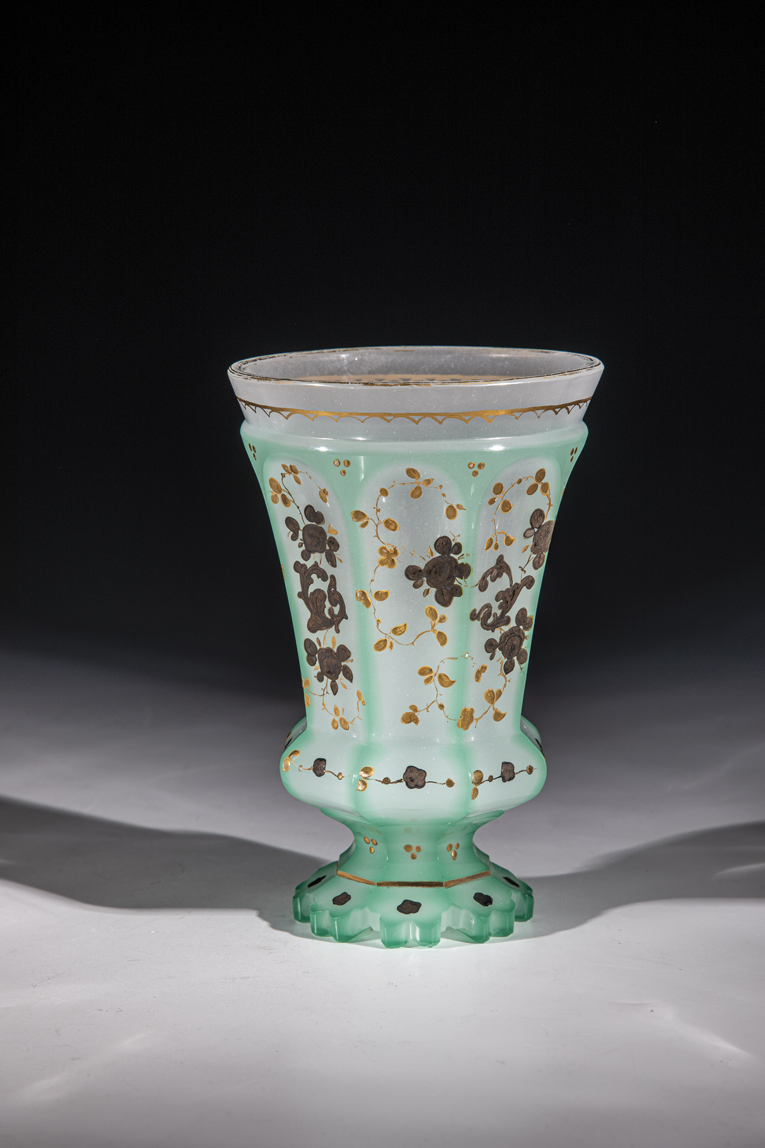 Foot cup Bohemia, ca. 1835 White alabaster glass with turquoise uranium-containing case. Bottom with