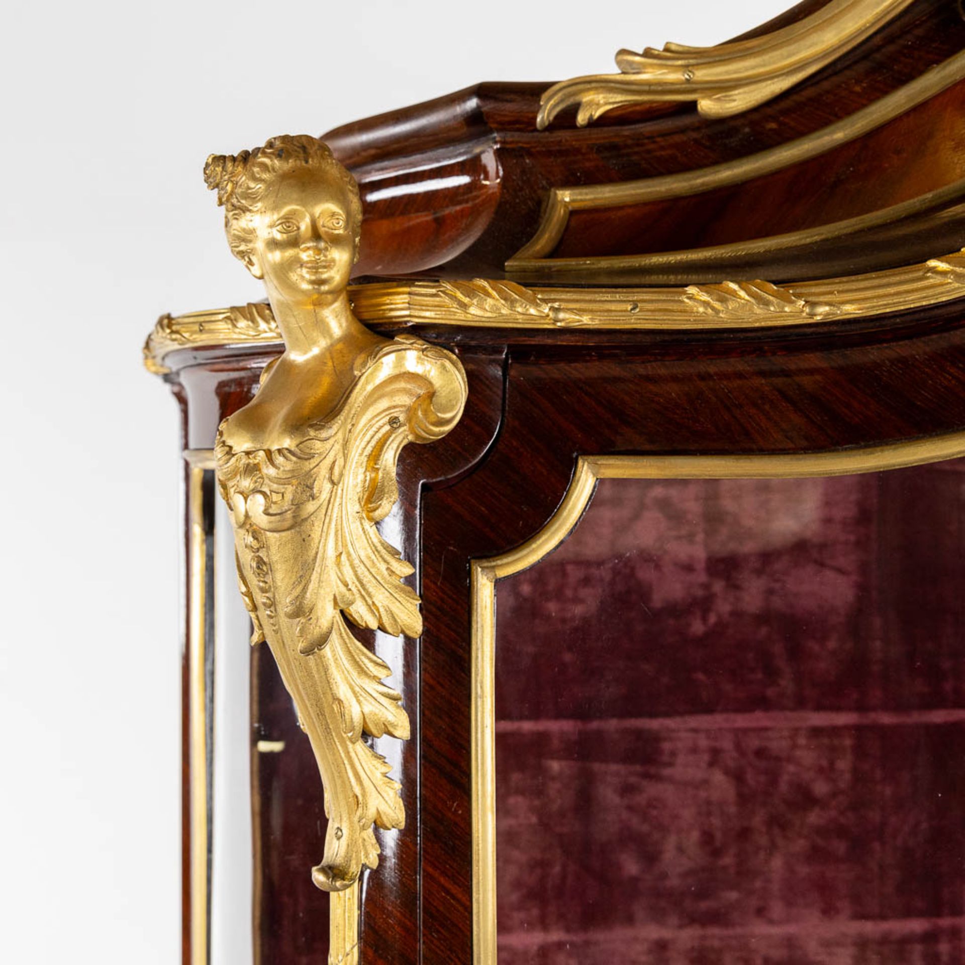 An outstanding display cabinet mounted with ormolu bronze, Louis XV style, Napoleon 3 period. 19th C - Bild 10 aus 15