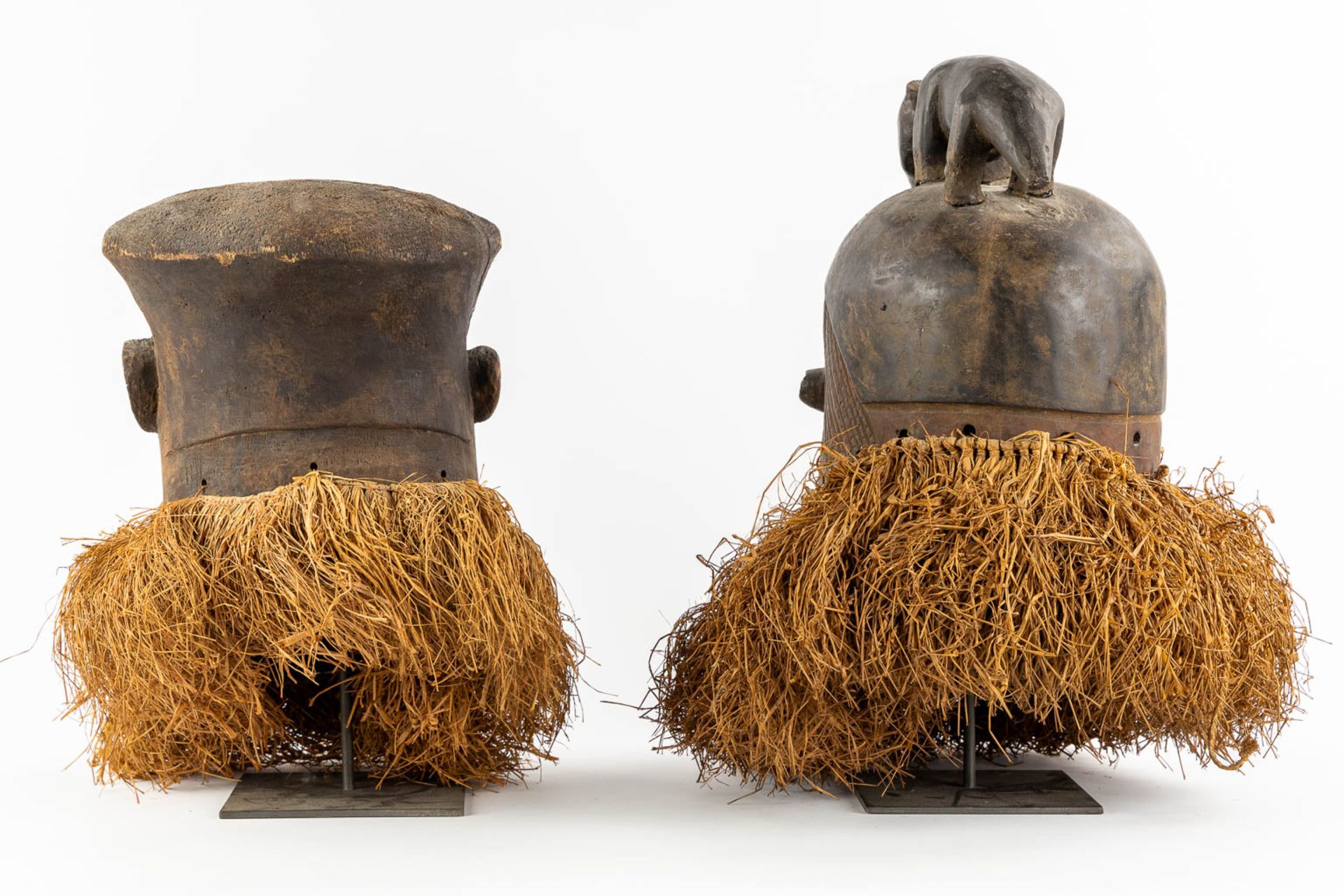 Suku Tribe, two decorative African masks. Wood and straw. (L:44 x W:40 x H:48 cm) - Image 5 of 11