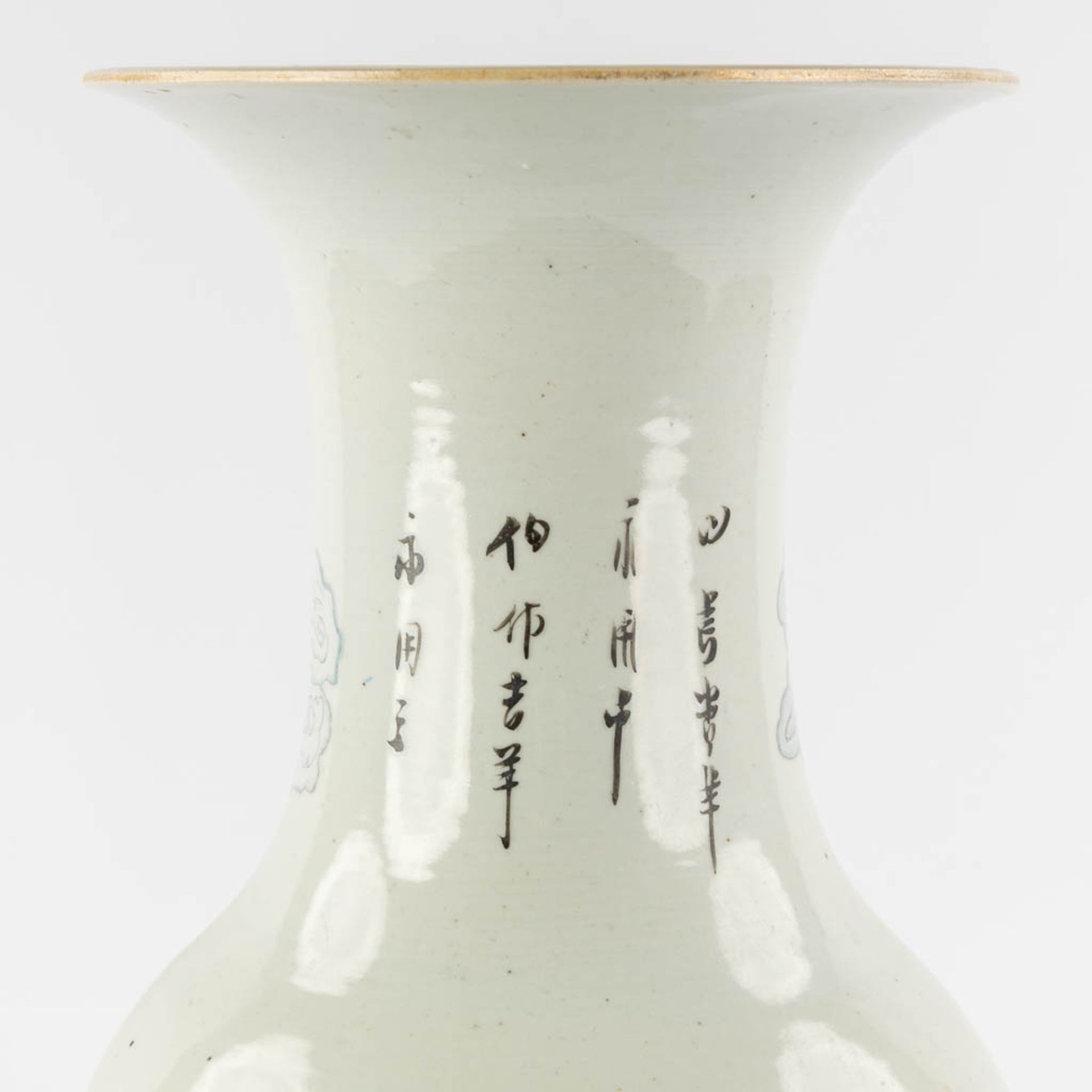 A Chinese vase decorated with ladies. 19th/20th C. (H:58 x D:24 cm) - Image 12 of 13