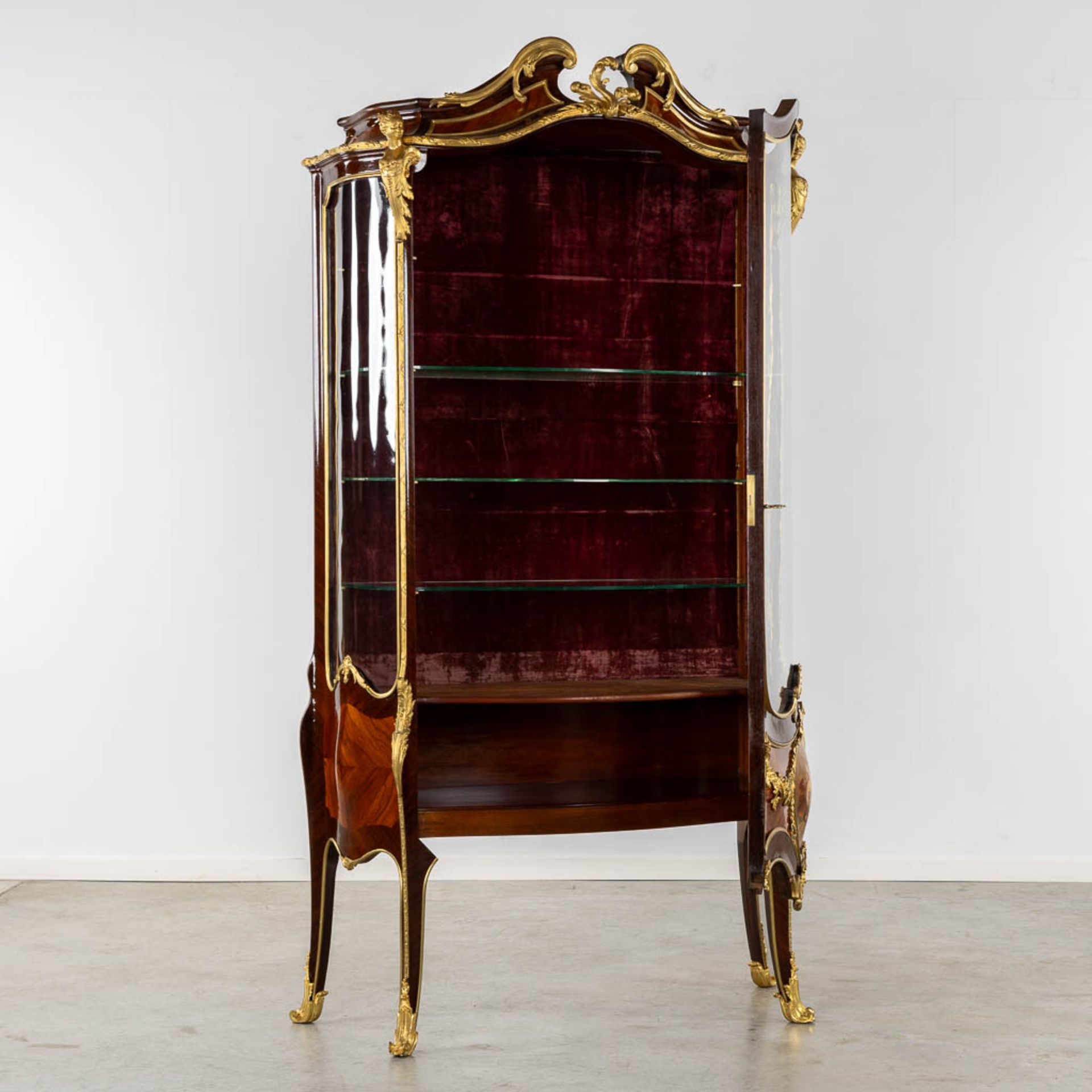 An outstanding display cabinet mounted with ormolu bronze, Louis XV style, Napoleon 3 period. 19th C - Bild 3 aus 15