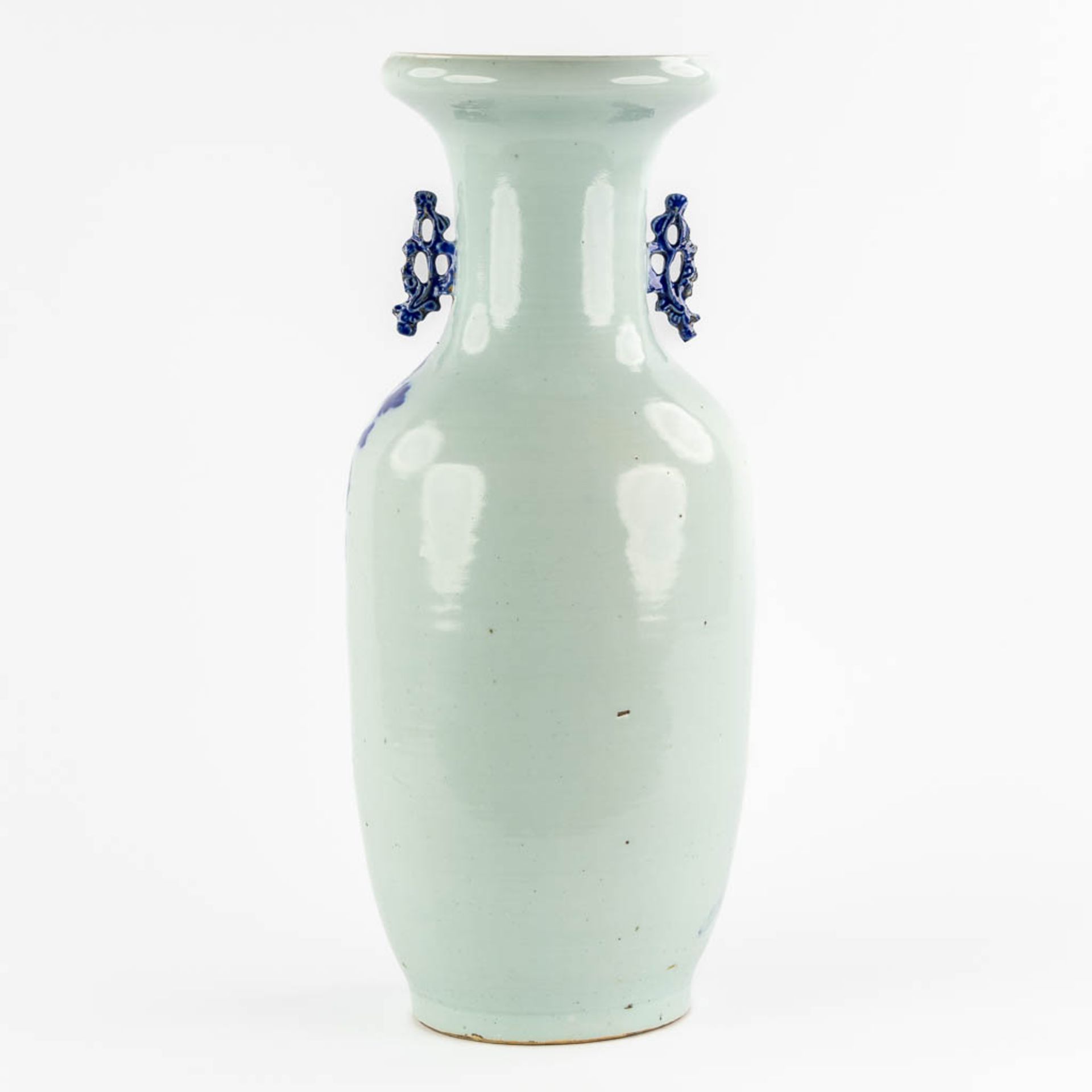 A Chinese Celadon vase with a blue-white fauna and flora decor. 19th/20th C. (H:58 x D:24 cm) - Bild 5 aus 10