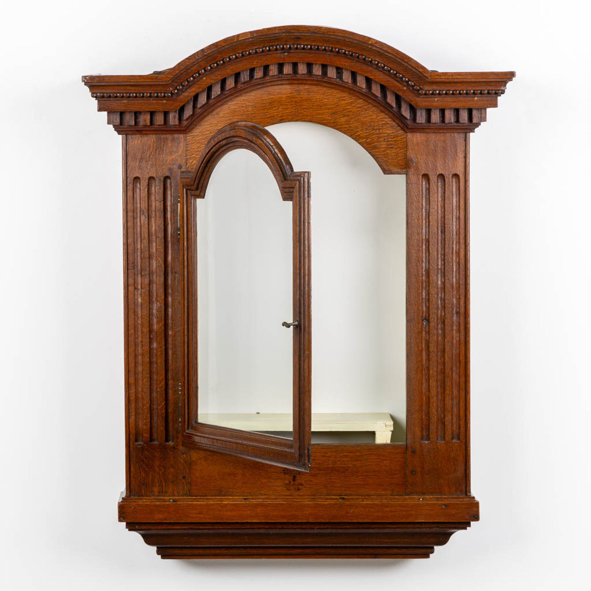 A small wall-mounted display cabinet, Oak, 19th C. (L:23 x W:75 x H:96 cm) - Image 3 of 8