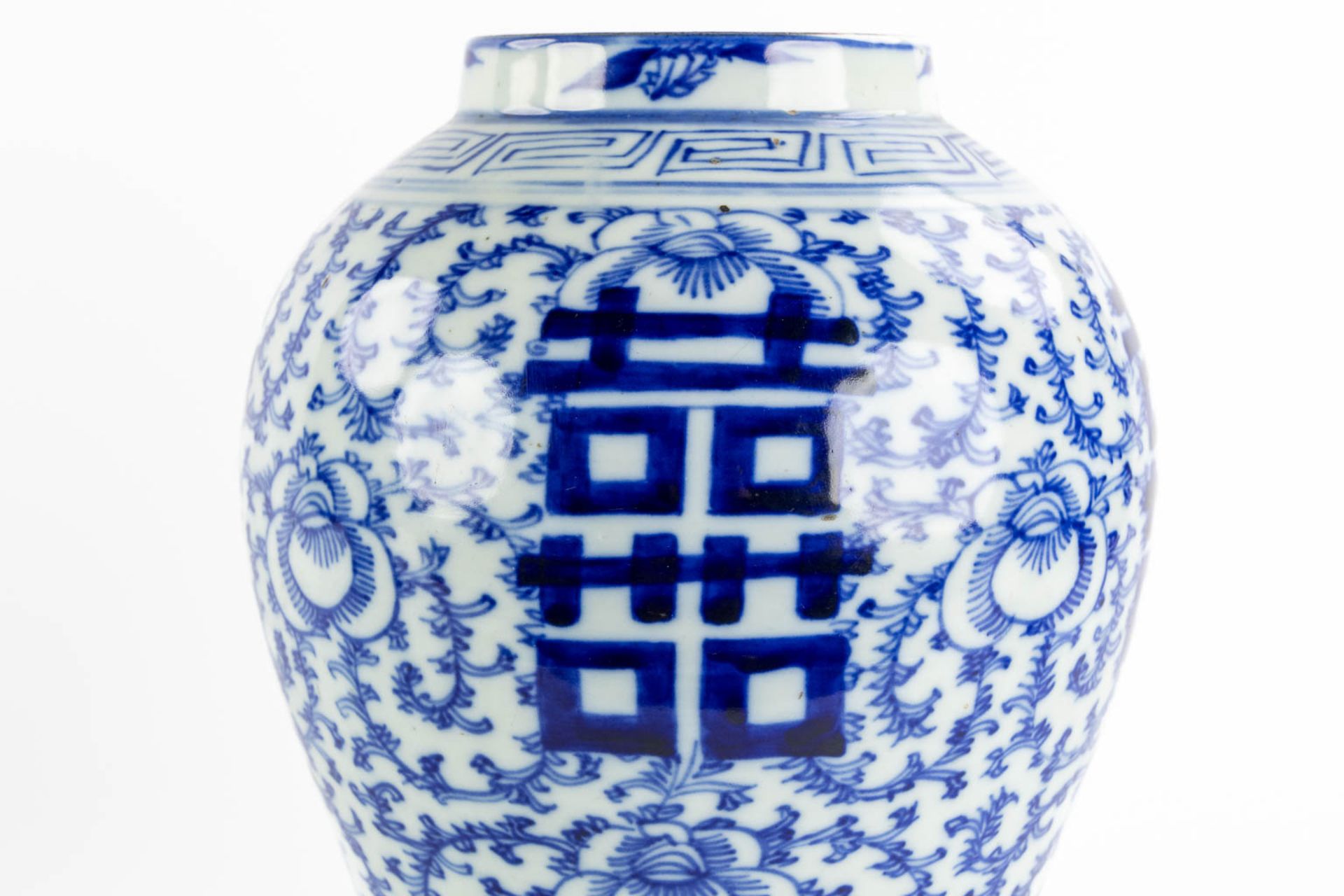 A pair of Chinese vases with a blue-white decor and a Double Xi-sign. 19th/20th C. (H:41 x D:26 cm) - Image 8 of 8