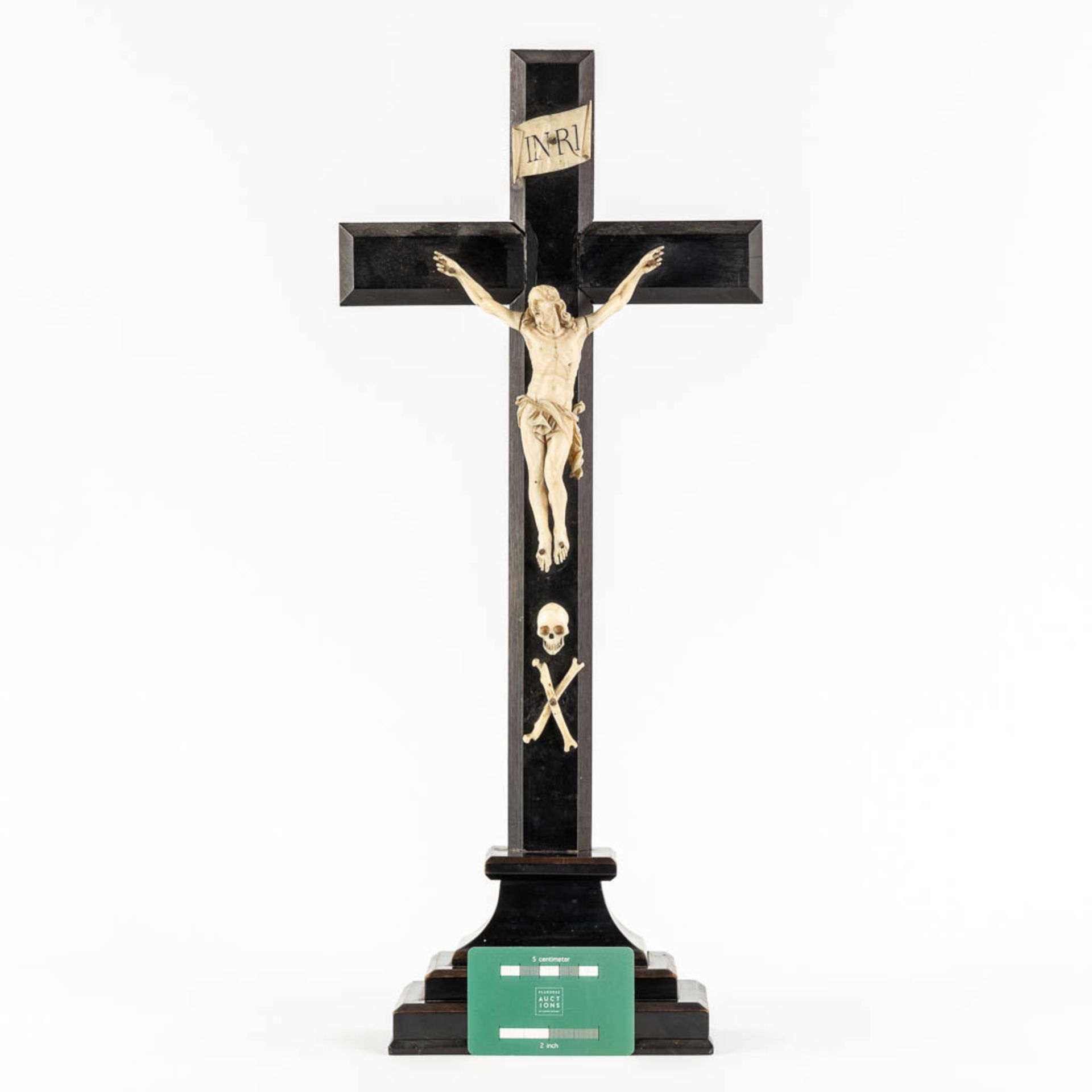 An antique Corpus Christi mounted on an ebonised wood crucifix, Ivory sculpture, 19th C. (L:9,5 x W: - Bild 2 aus 11