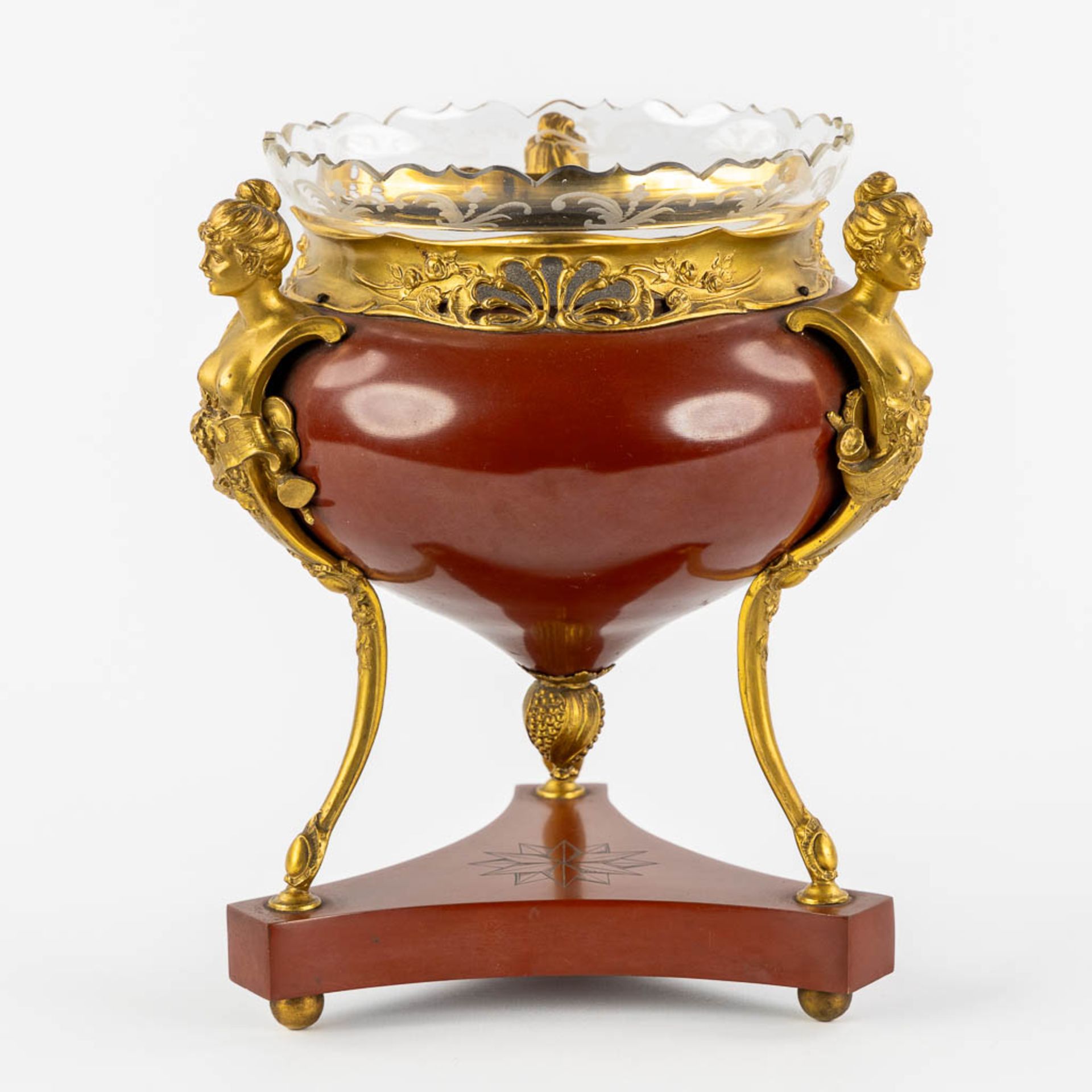 A Table Centerpiece on high feet, gilt and red lacquered bronze in a transitional style. With an etc - Bild 5 aus 12