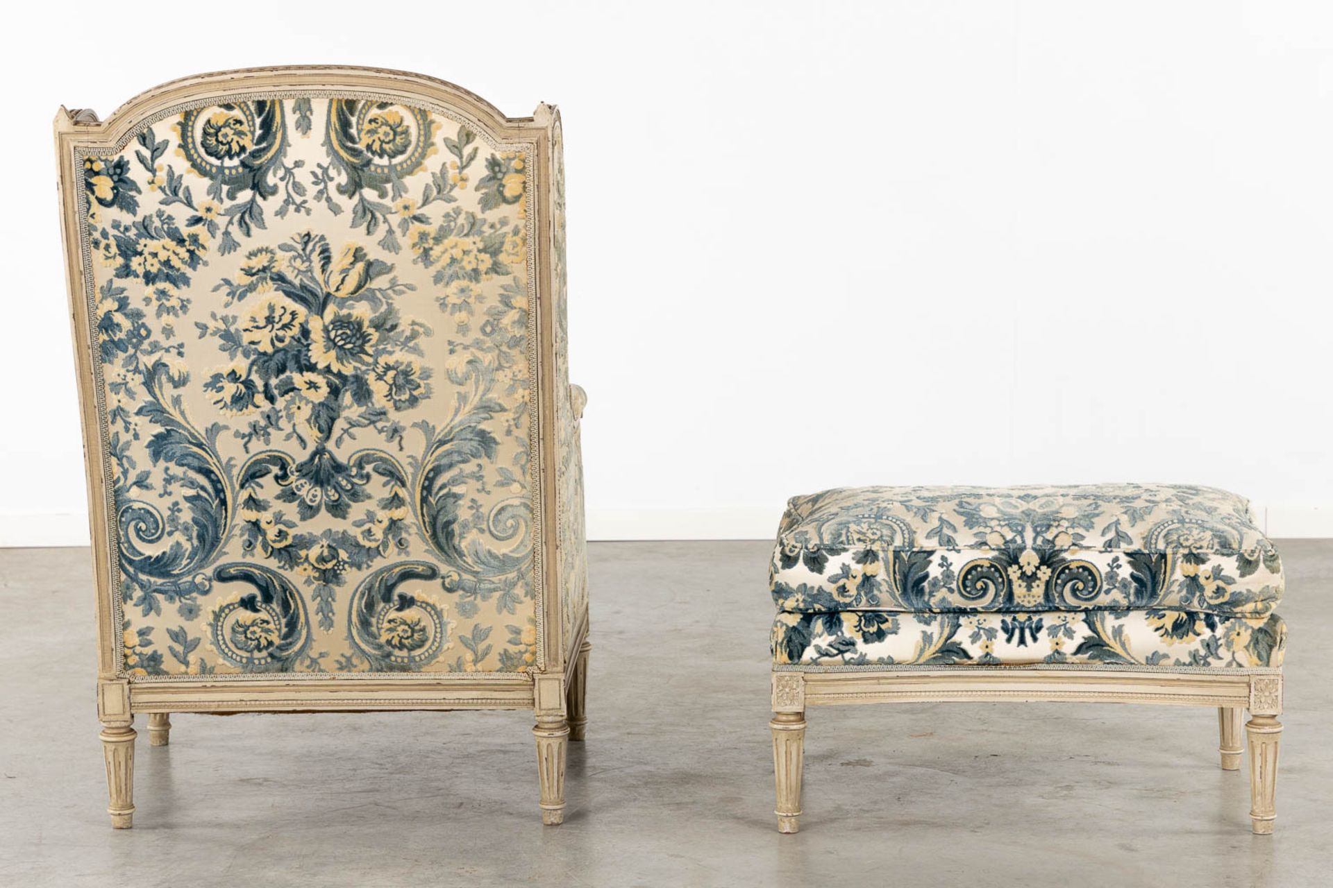 A decorative armchair, sculptured wood in Louis XVI style. (L:90 x W:67 x H:107 cm) - Bild 5 aus 11