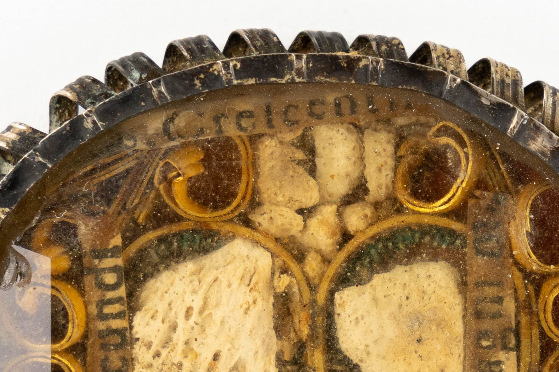An antique sealed pendant reliquary, Ex Ossibus Verecundi, Magni, Amandi Martyr, Crecenti. Silver an - Image 5 of 6