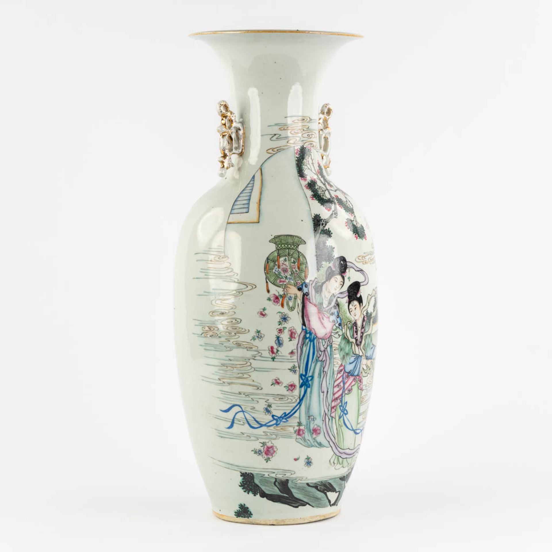 A Chinese vase decorated with ladies, 19th/20th C. (H:57 x D:25 cm) - Bild 7 aus 13