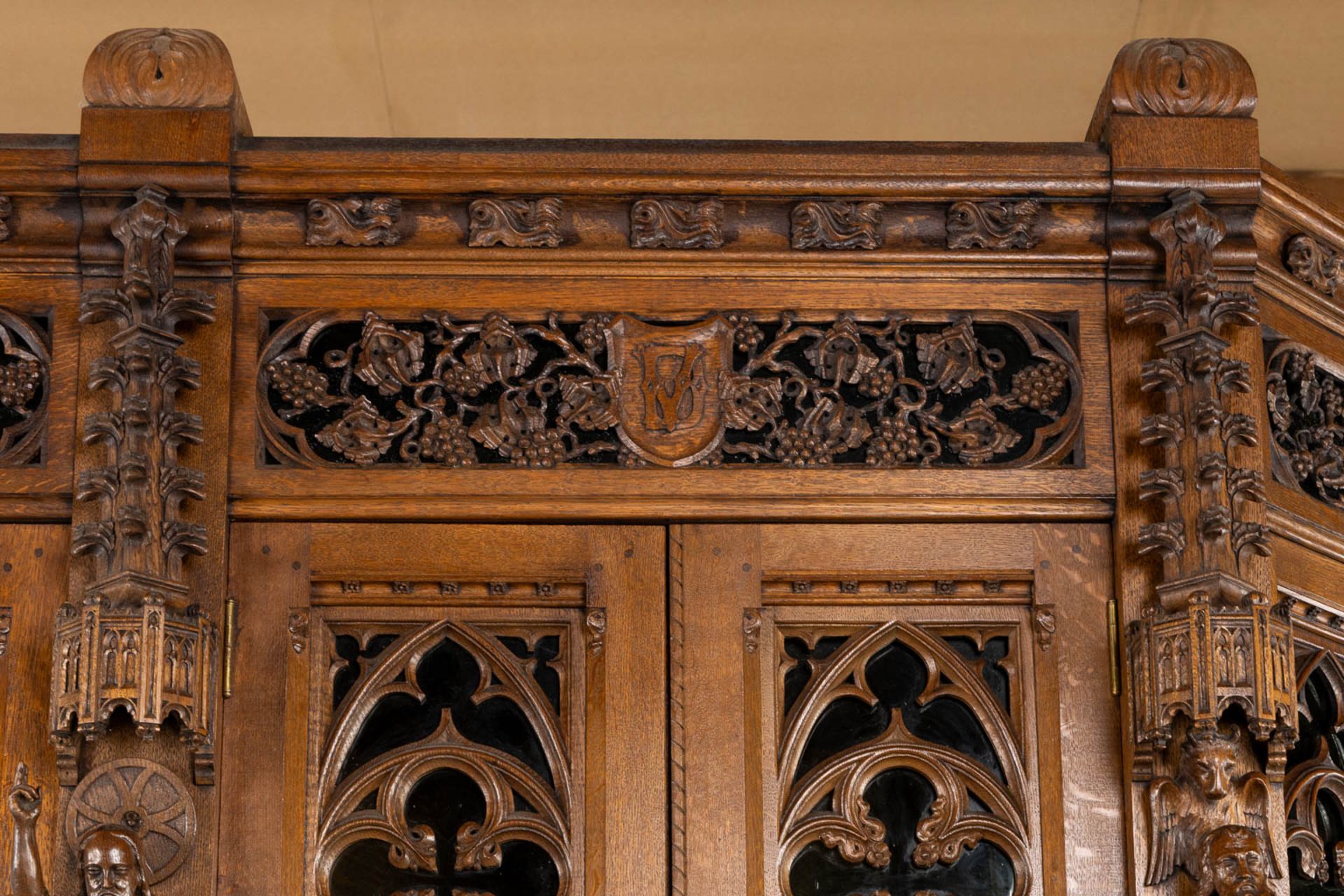An exceptionally sculptured Gothic Revival library. Circa 1900. (L:62 x W:236 x H:264 cm) - Bild 9 aus 19