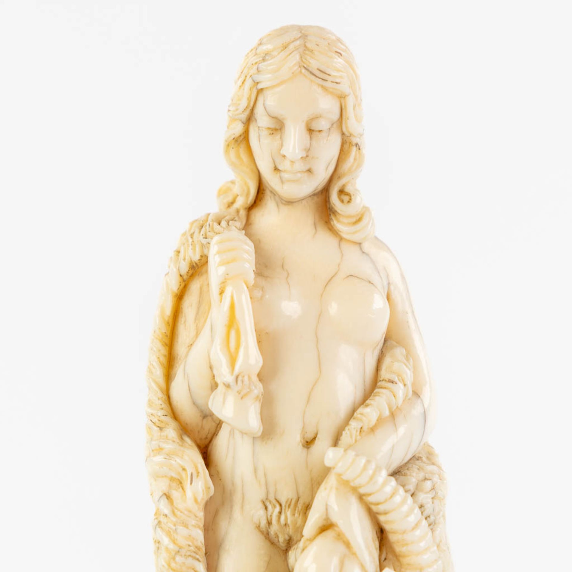 An antique figurine 'Eve in the garden of Eden', sculptured ivory. Dieppe, France, 19th C. (L:5 x W: - Image 8 of 9