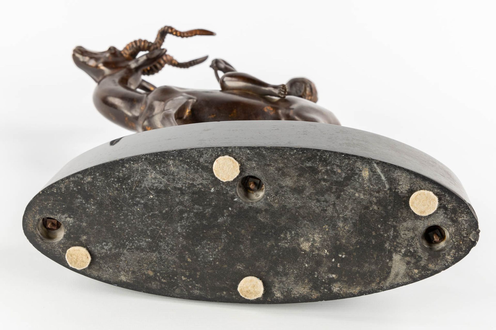 Cupid riding an Antelope, patinated bronze on a black marble base. (L:16 x W:40 x H:40 cm) - Bild 11 aus 11