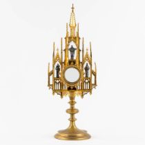 A Tower monstrance, gilt and silver plated brass, Gothic Revival. 19th C. (W:21,5 x H:58 cm)